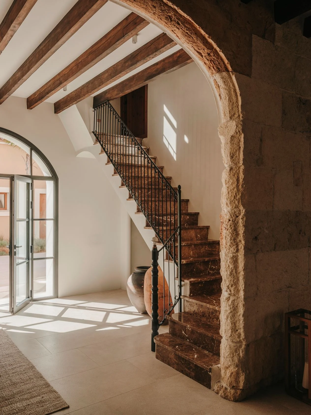 entrée avec arche en pierre ancienne décoration méditerranéenne et rustique chic