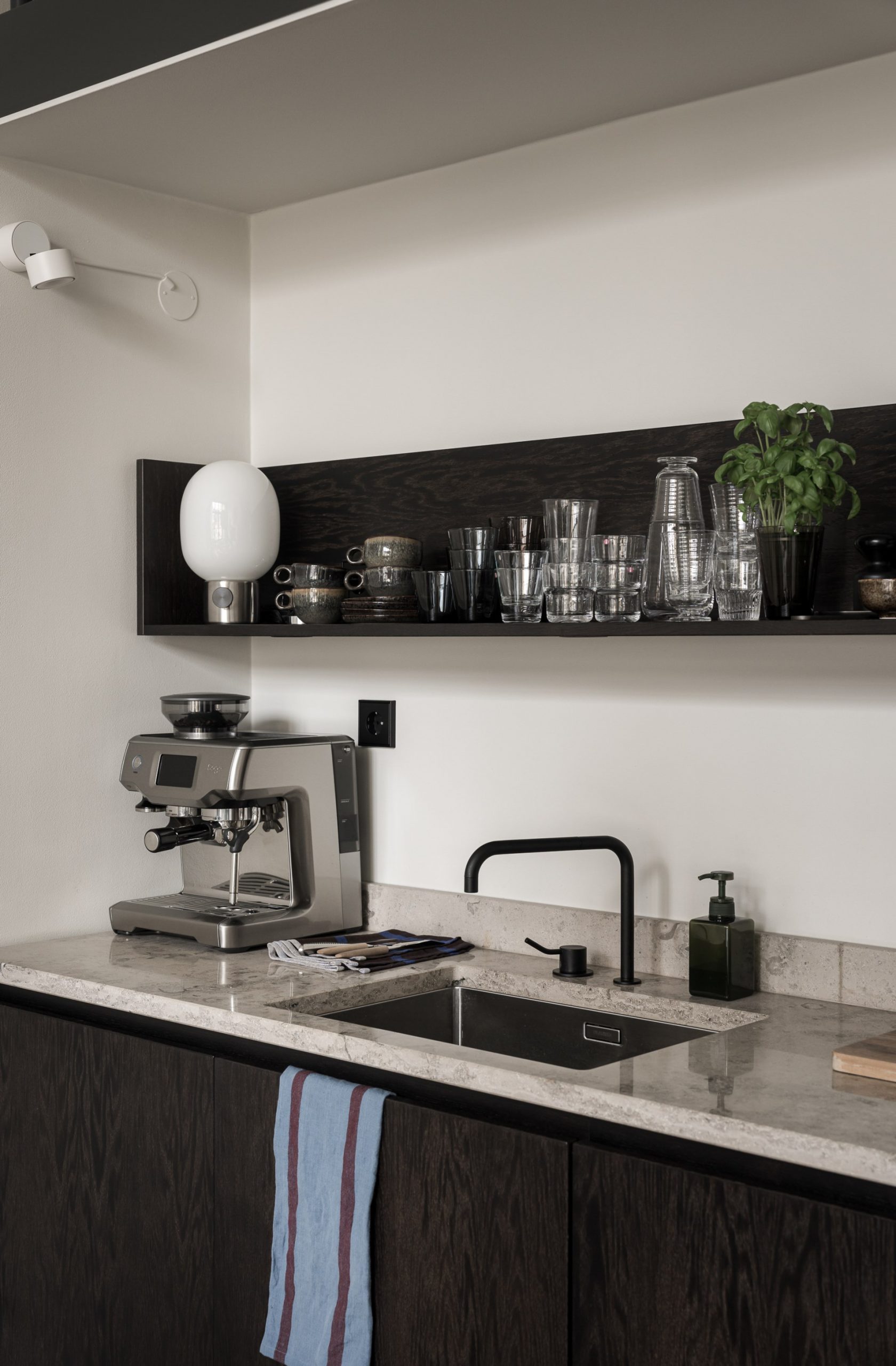 cuisine bois et marbre petit loft en duplex