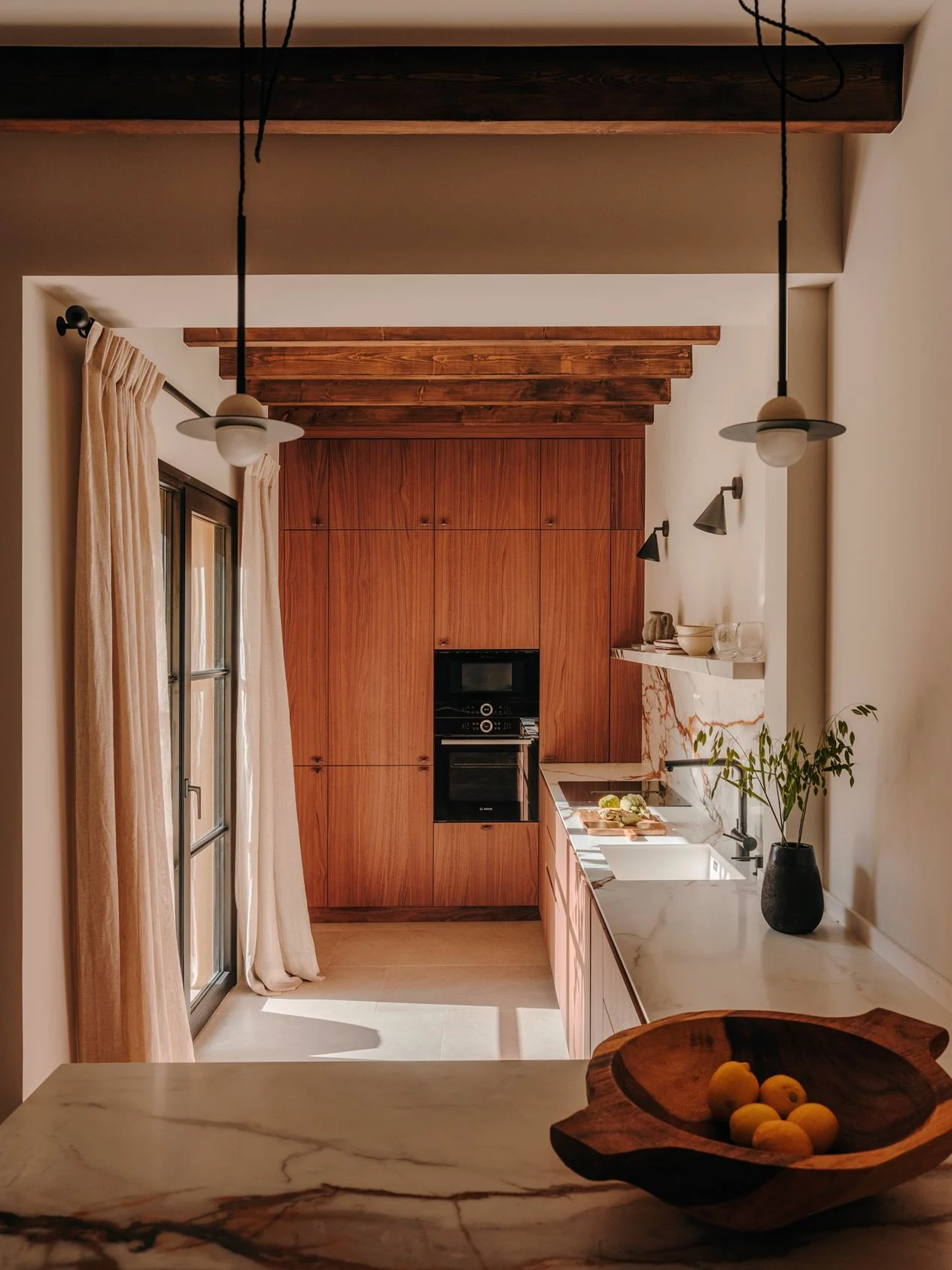 cuisine en bois design avec poutres