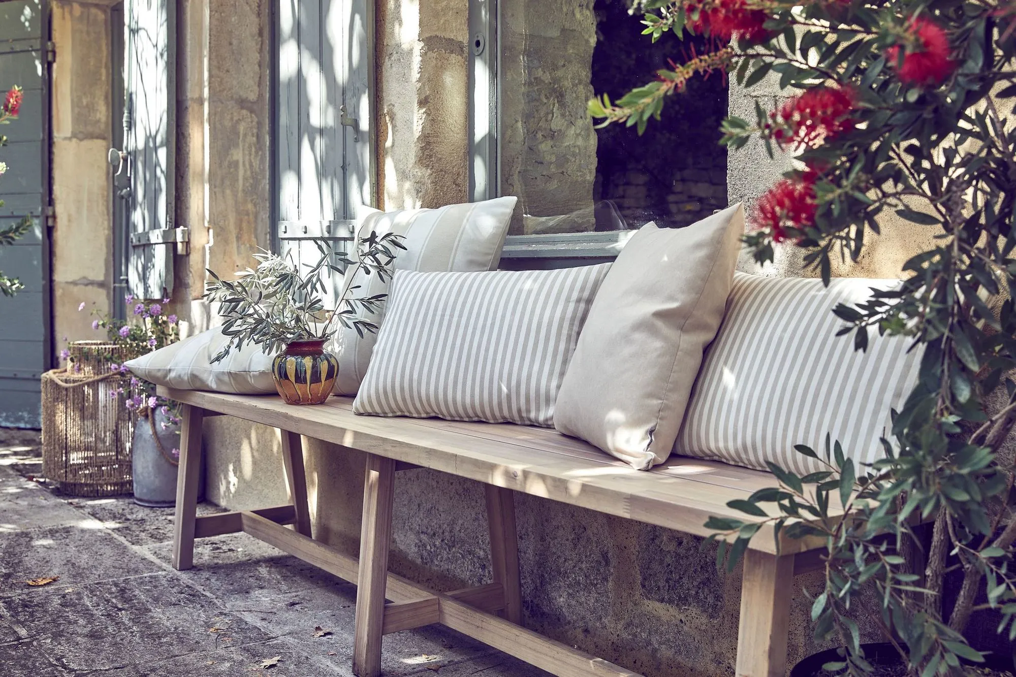 jardin maison en pierres style campagne chic par Leroy Merlin jardin maison en pierres style campagne chic par Leroy Merlin