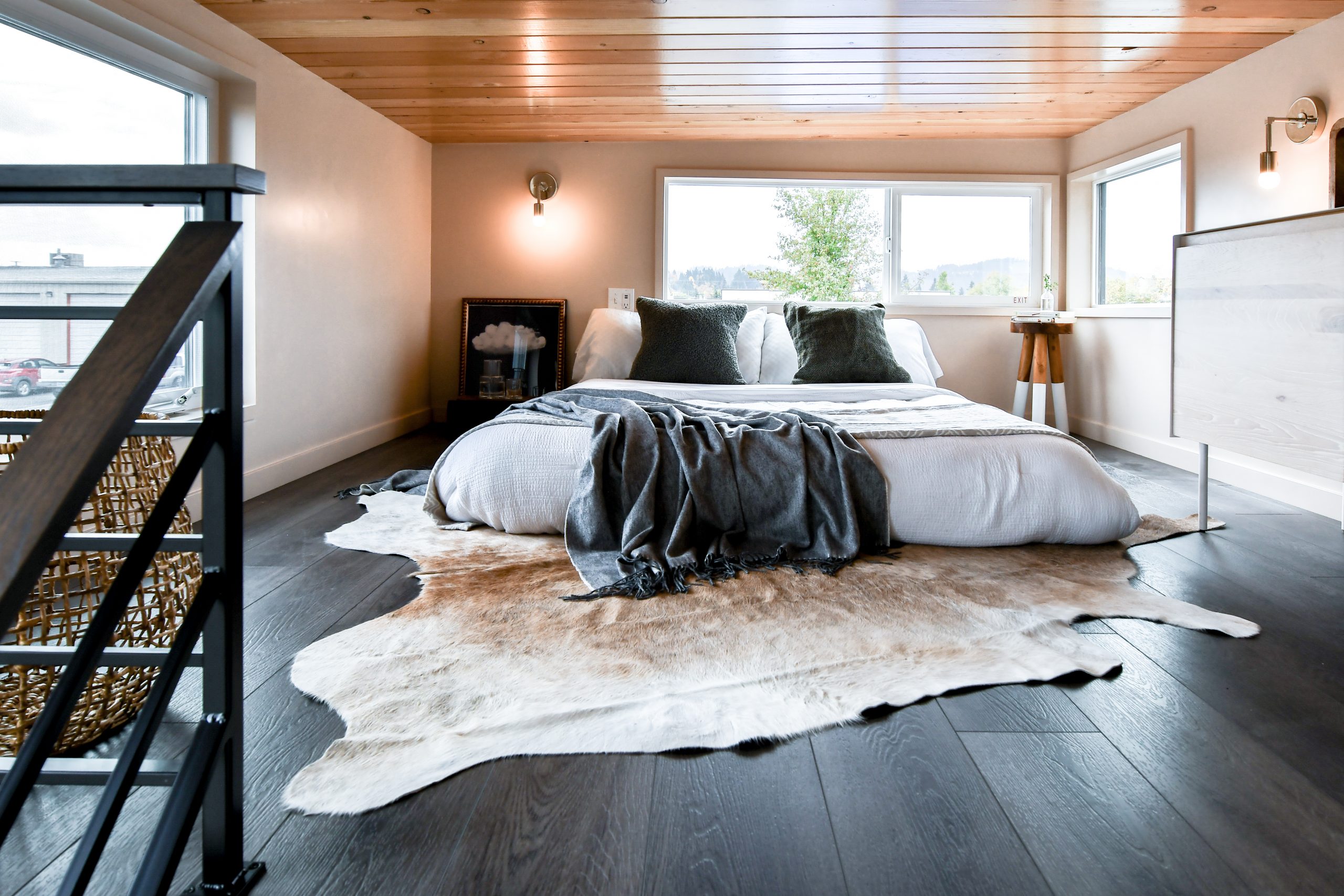 chambre sur mezzanine tiny house Modern Tiny Home Park Model