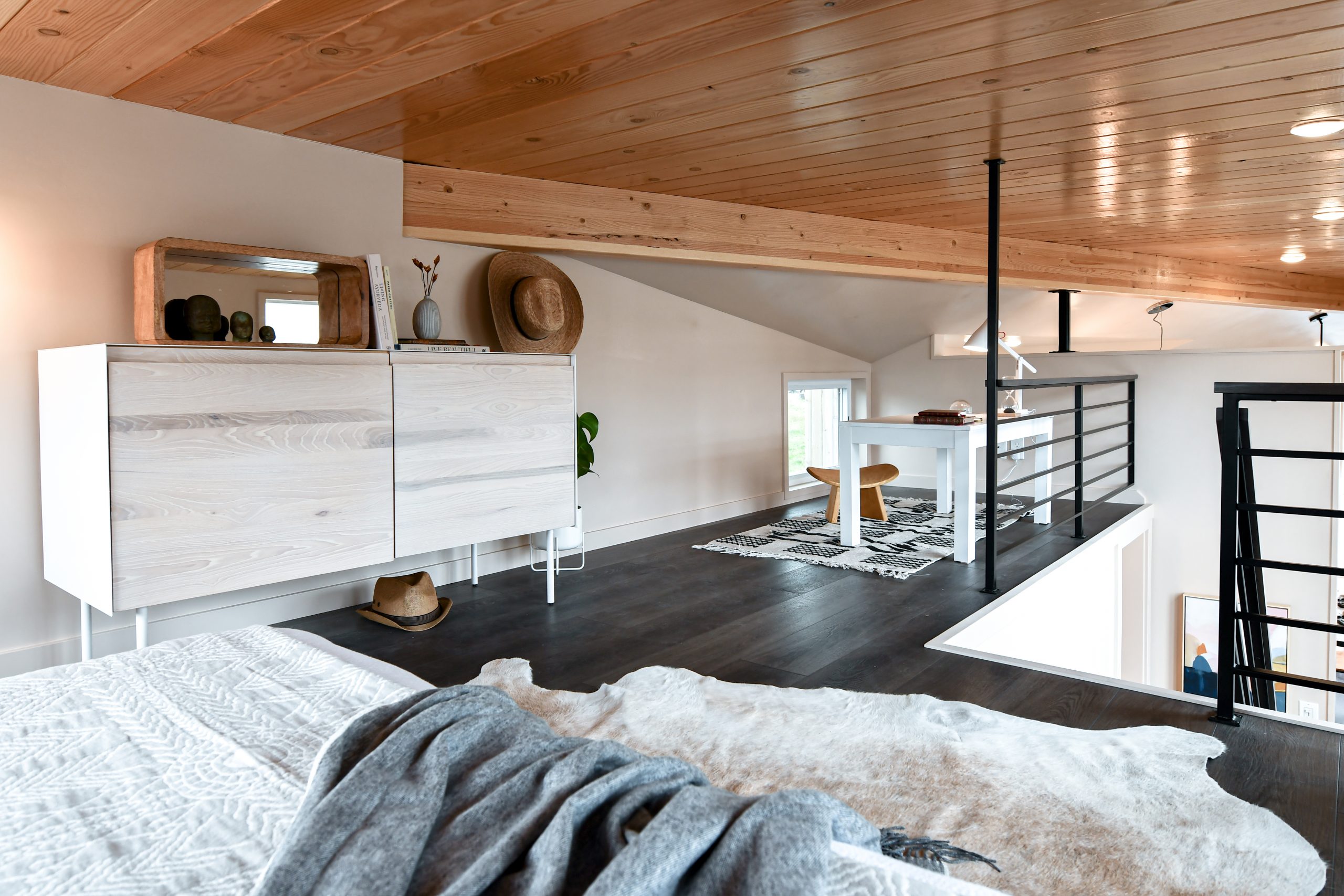 chambre sur mezzanine tiny house Modern Tiny Home Park Model