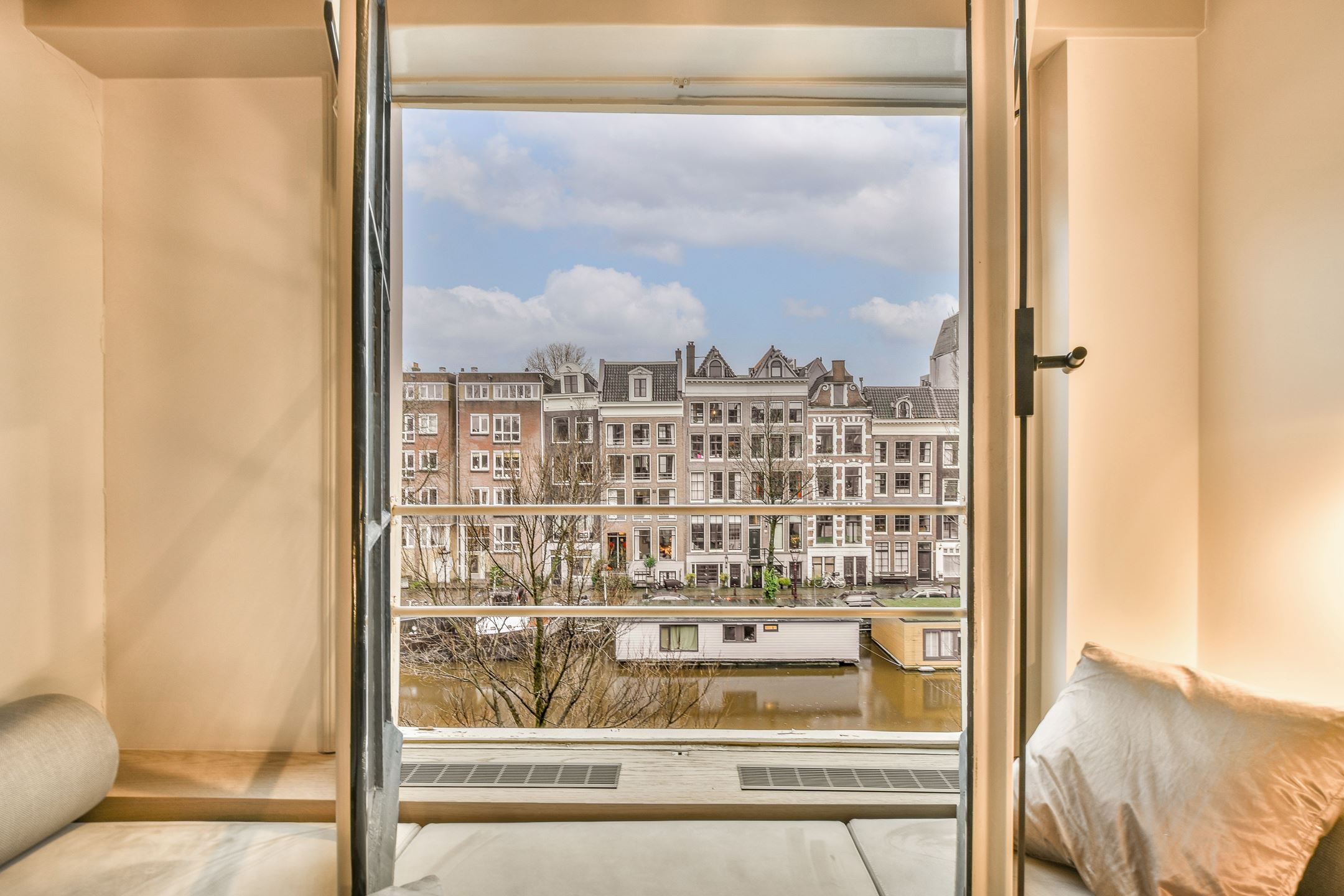 vue canaux Amsterdam depuis salon vue canaux Amsterdam depuis salon