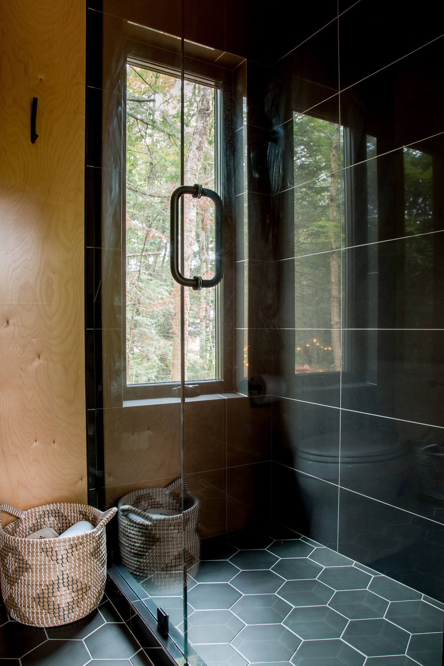 salle de bain avec douche carrelage noir