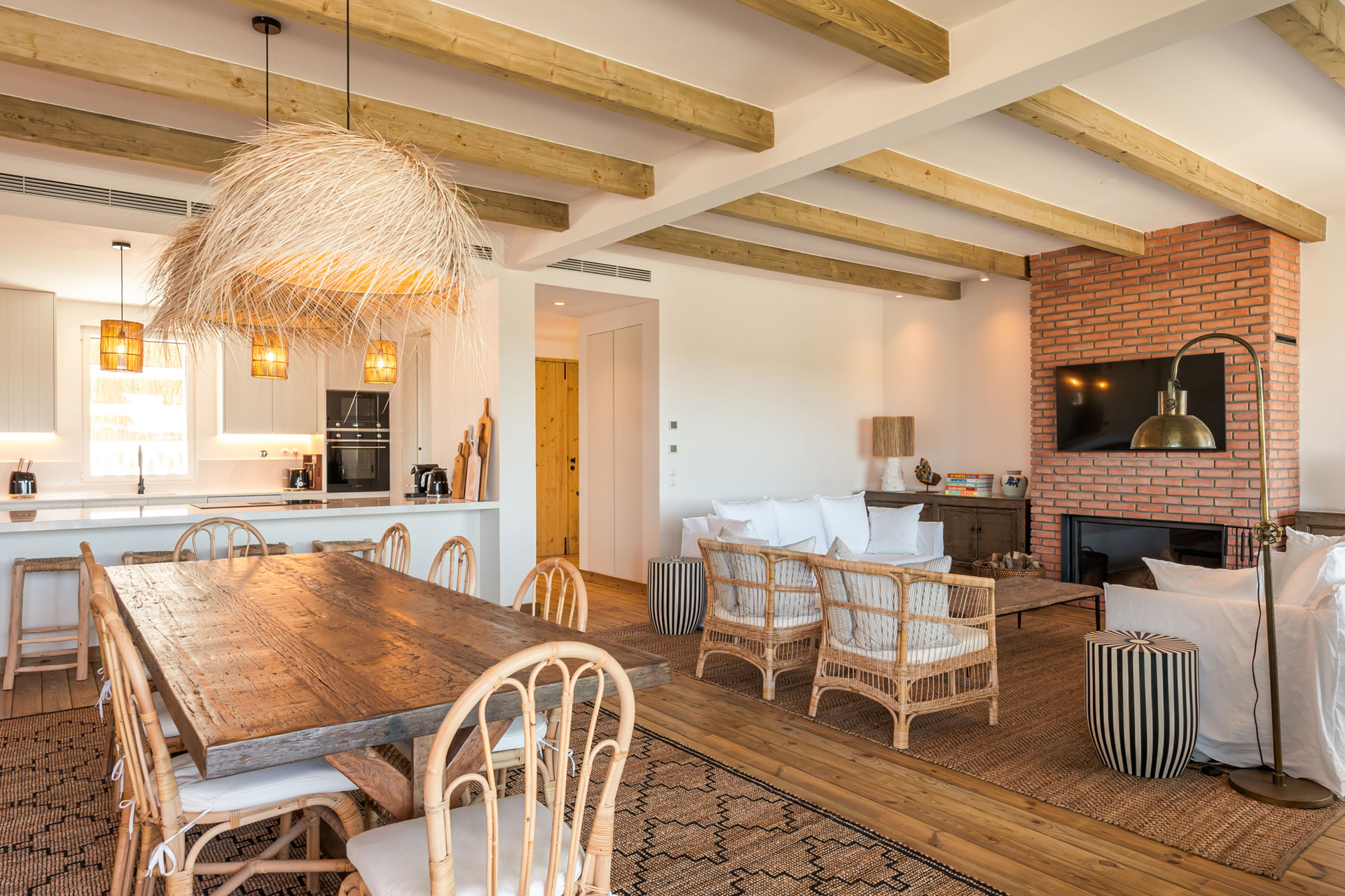 salon et salle à manger décoration naturelle maison de plage avec piscine Comporta