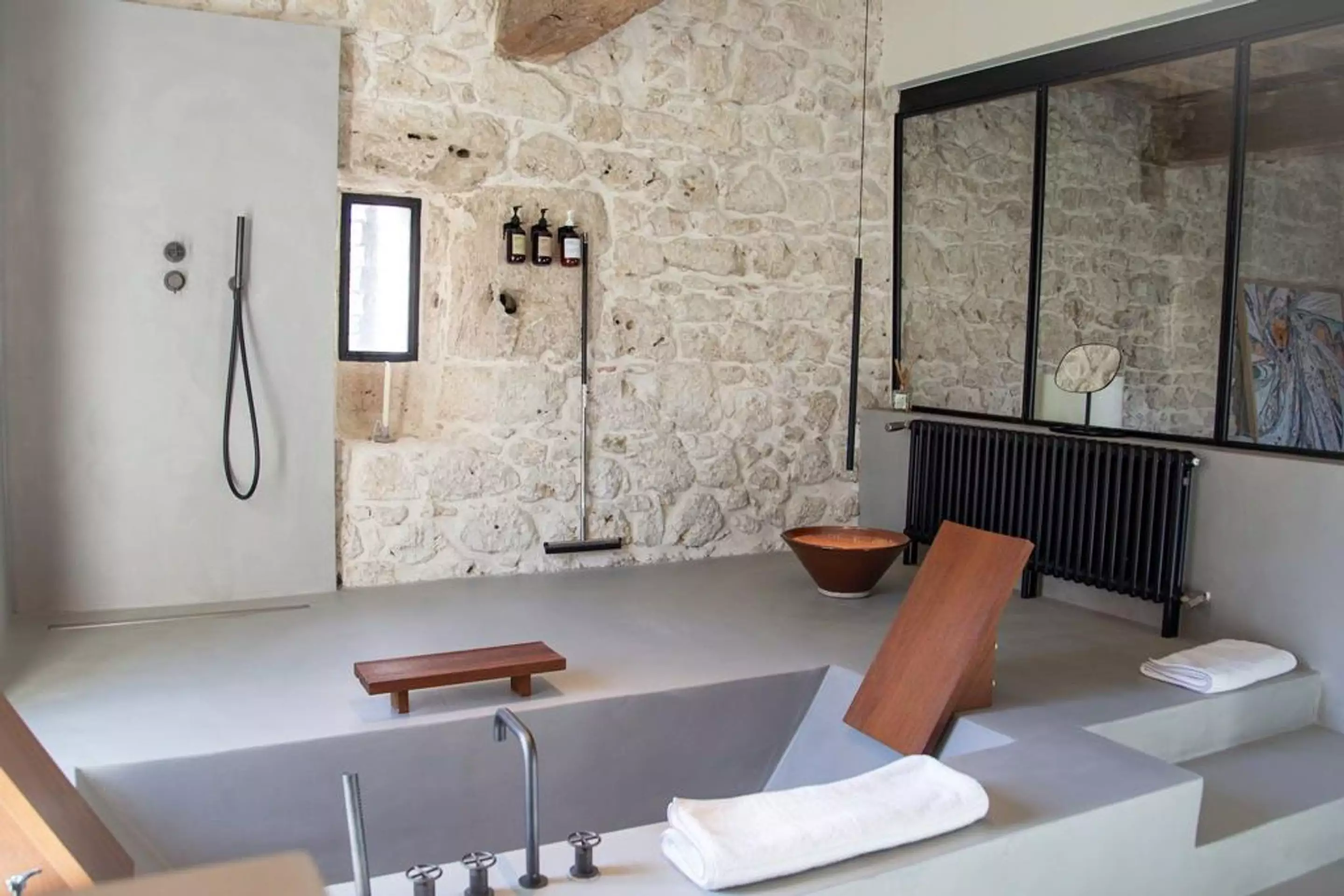 salle de bain contemporaine avec verrière