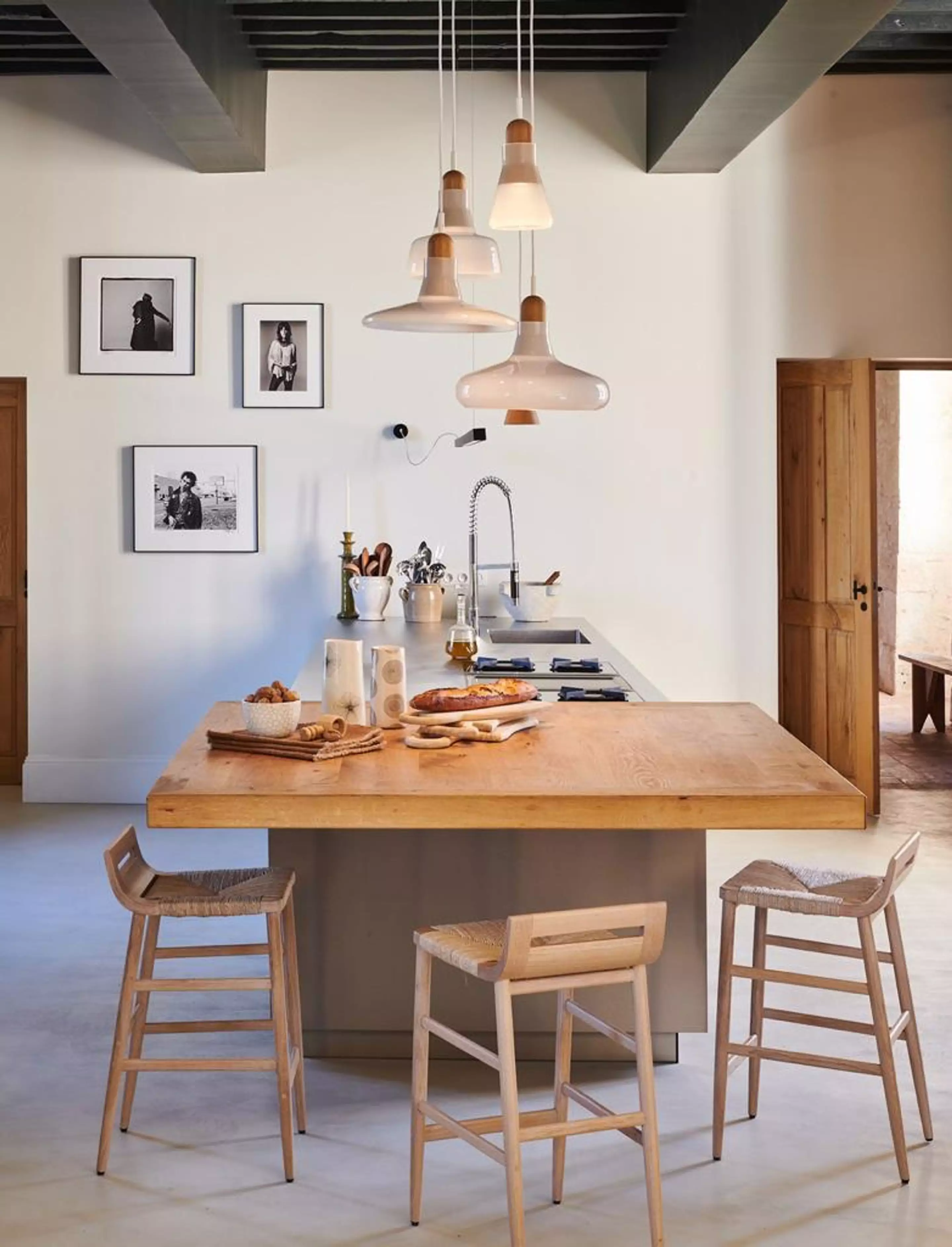 cuisine béton et bois dans maison en pierres ancienne rénovée