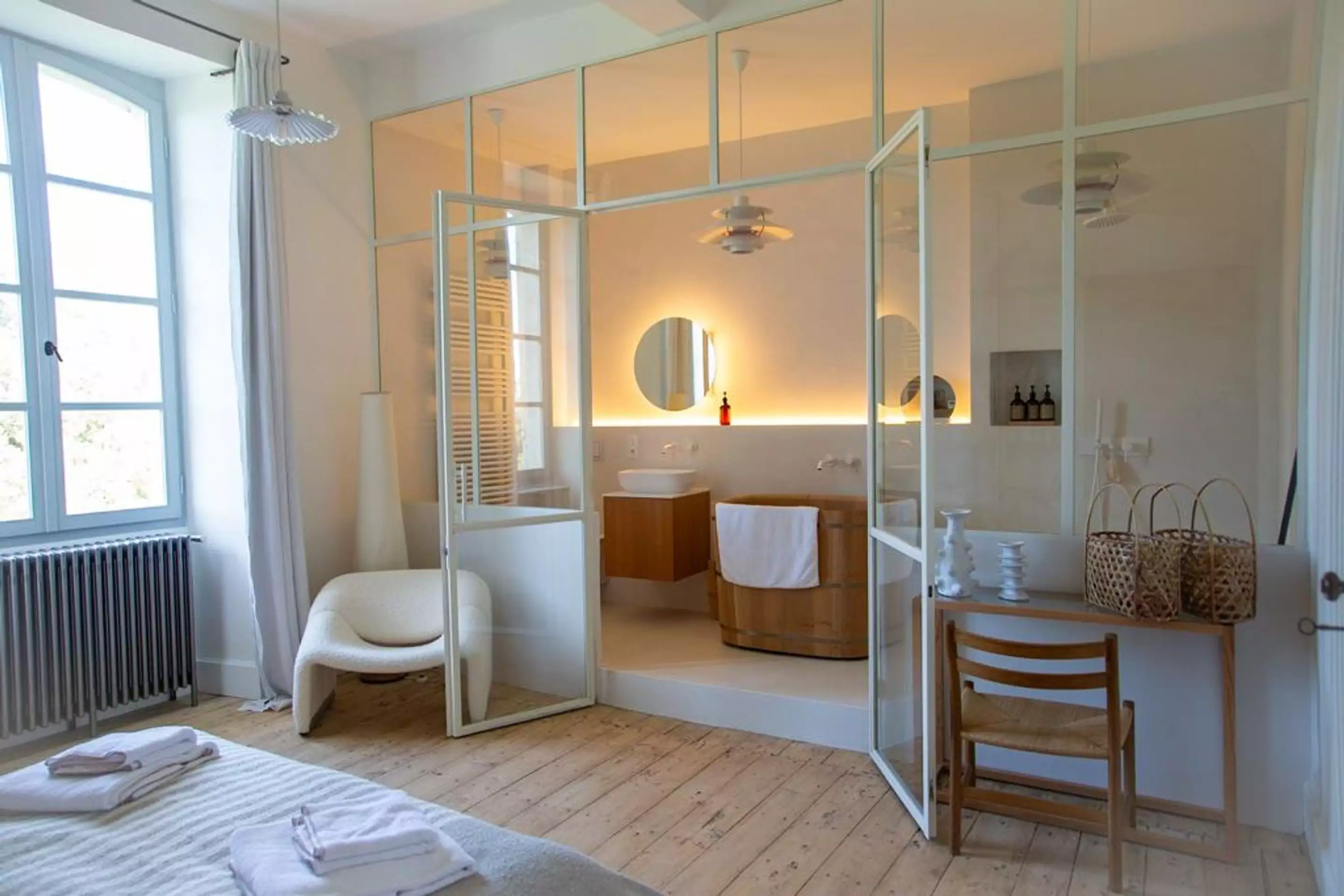 salle de bain avec verrière et bain en bois japonais