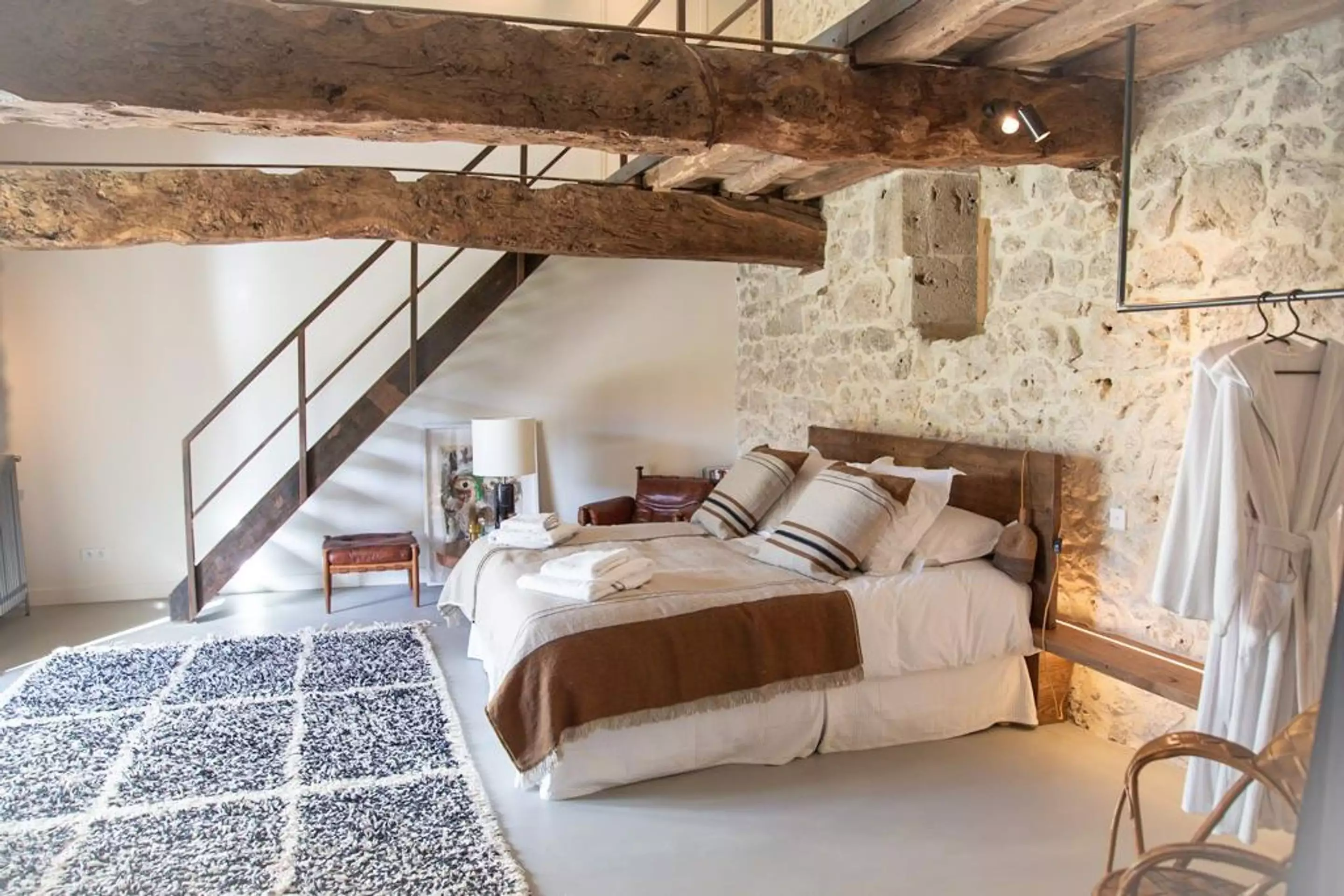 chambre décoration contemporaine maison en pierres rénovée
