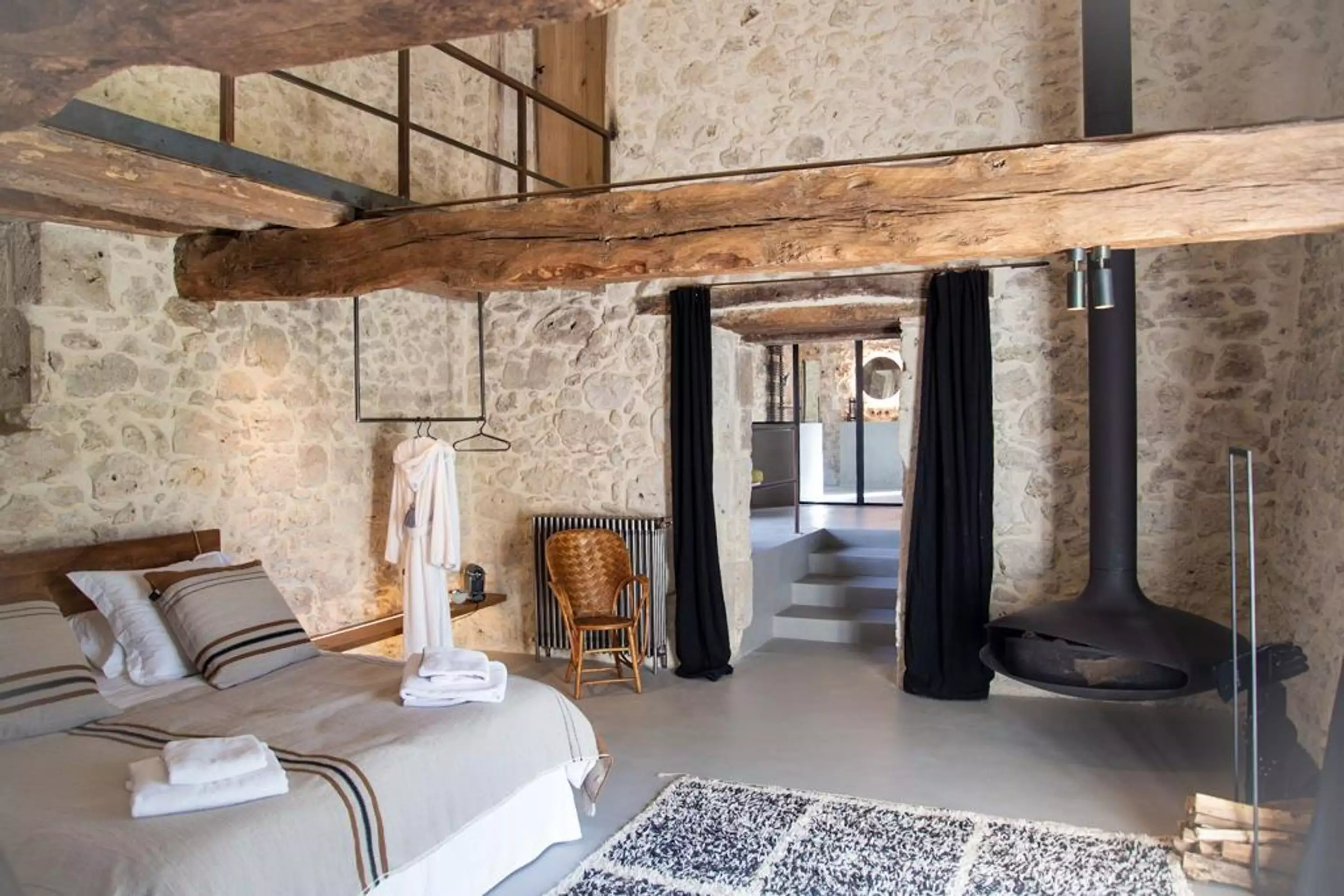 chambre décoration contemporaine avec cheminée Focus maison en pierres rénovée