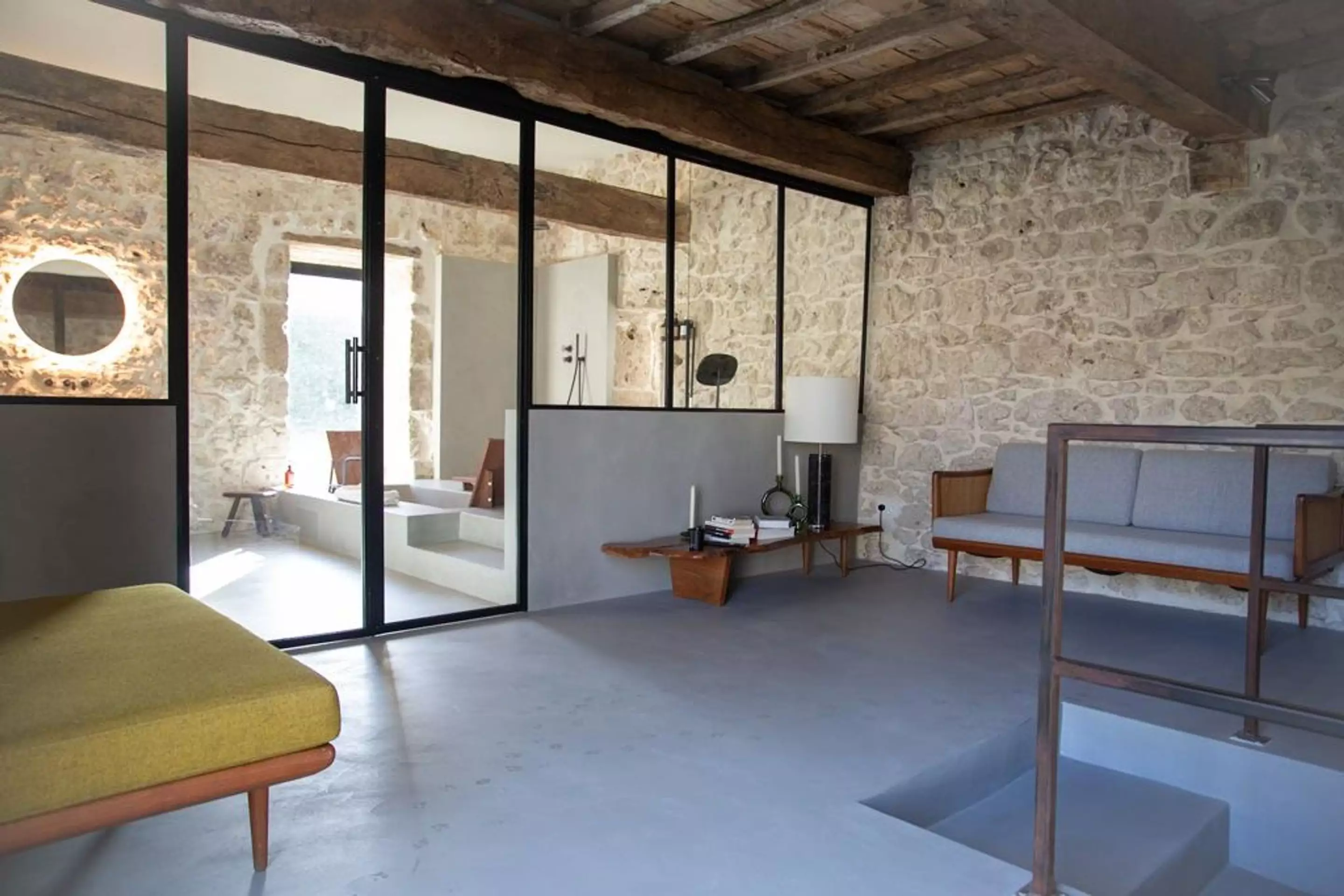 salle de bain contemporaine avec verrière