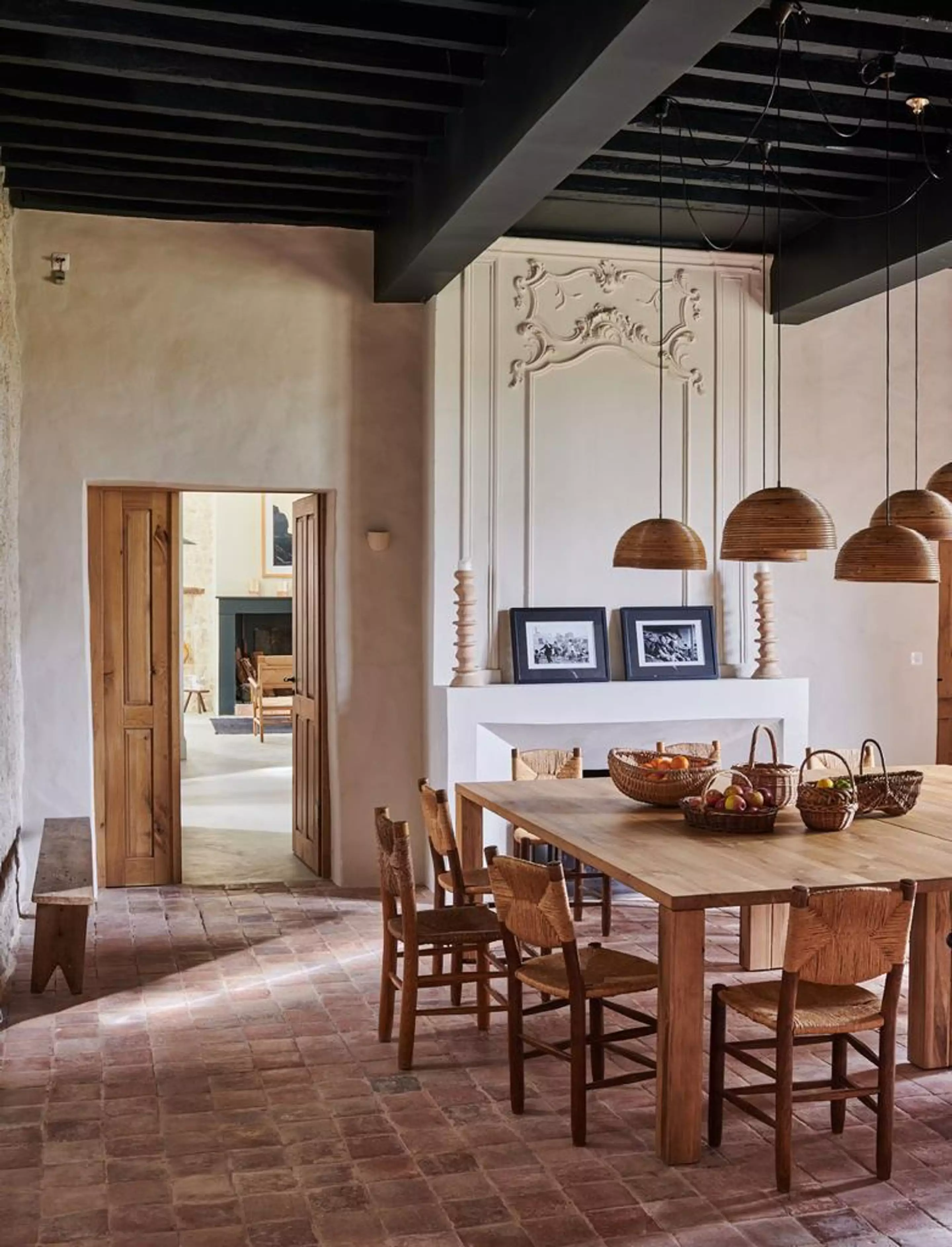 salle à manger sol terre cuite et poutres maison en pierres rénovée