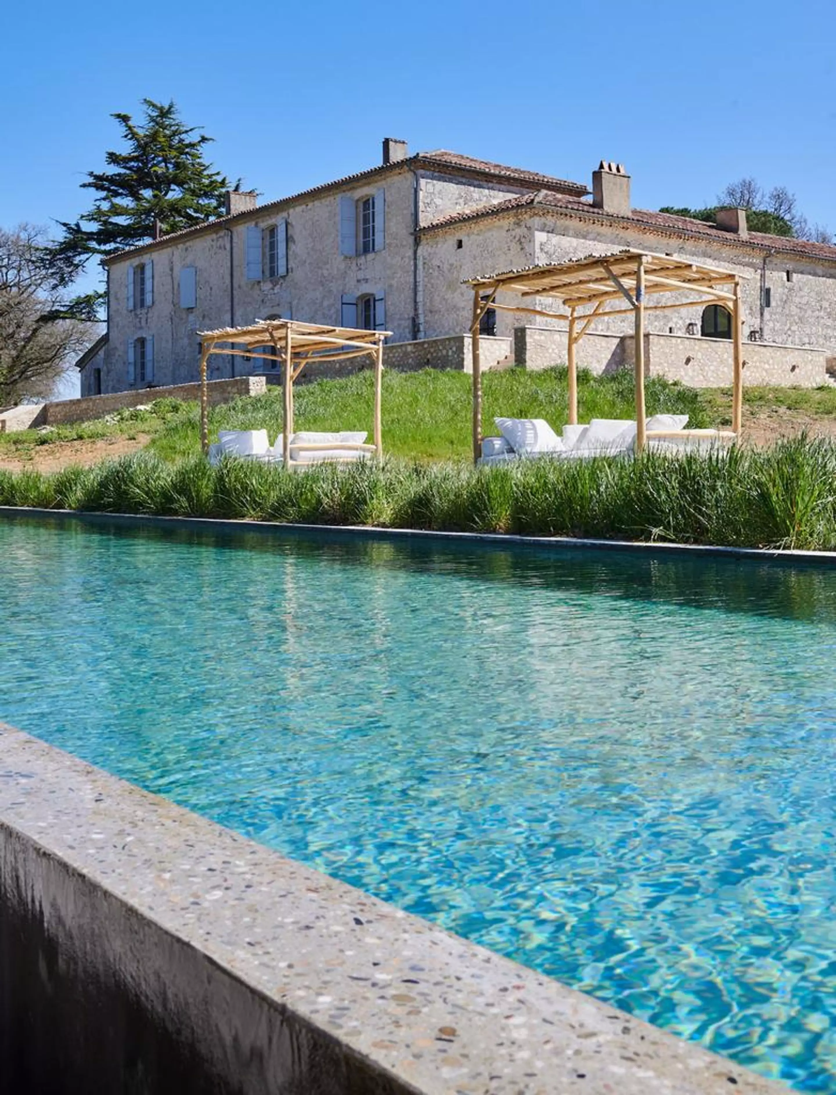 maison en pierres rénovée avec piscine