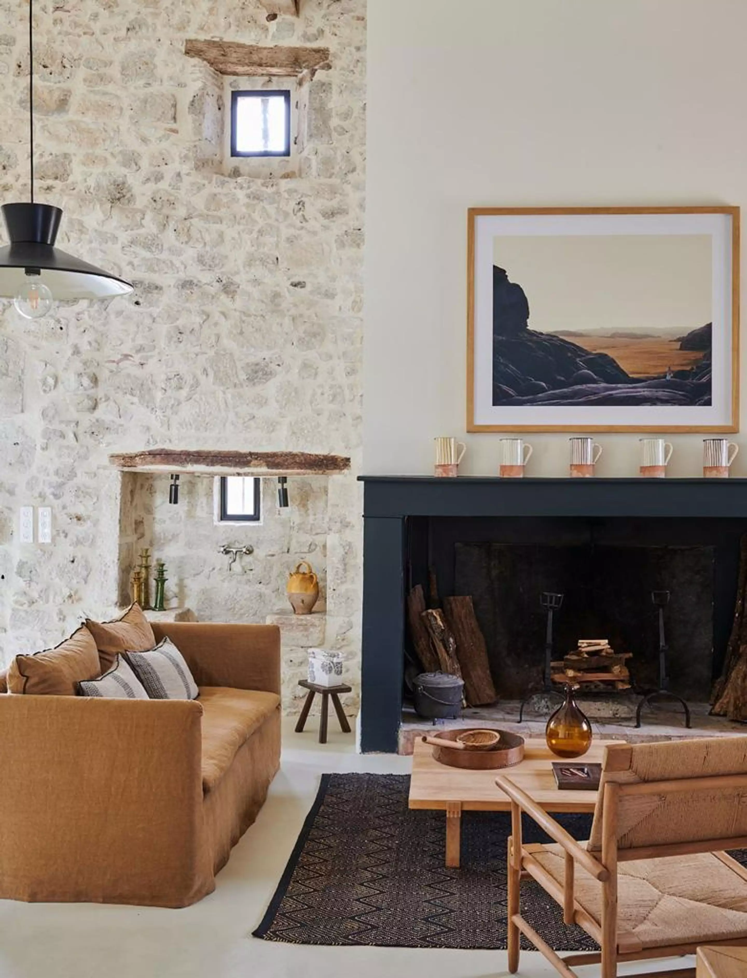 salon avec cheminée maison en pierres décoration contemporaine