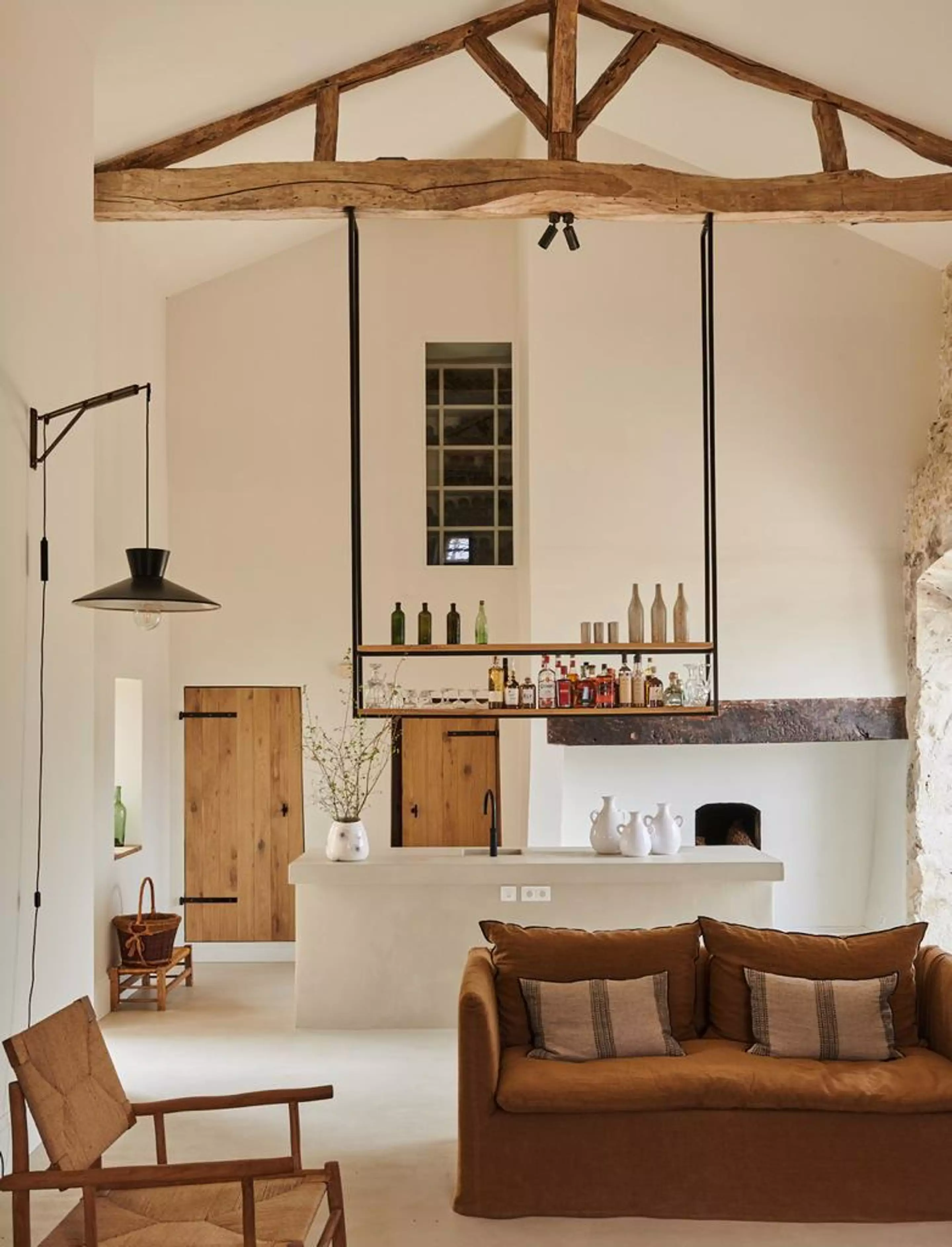 salon avec poutres maison ancienne rénovée