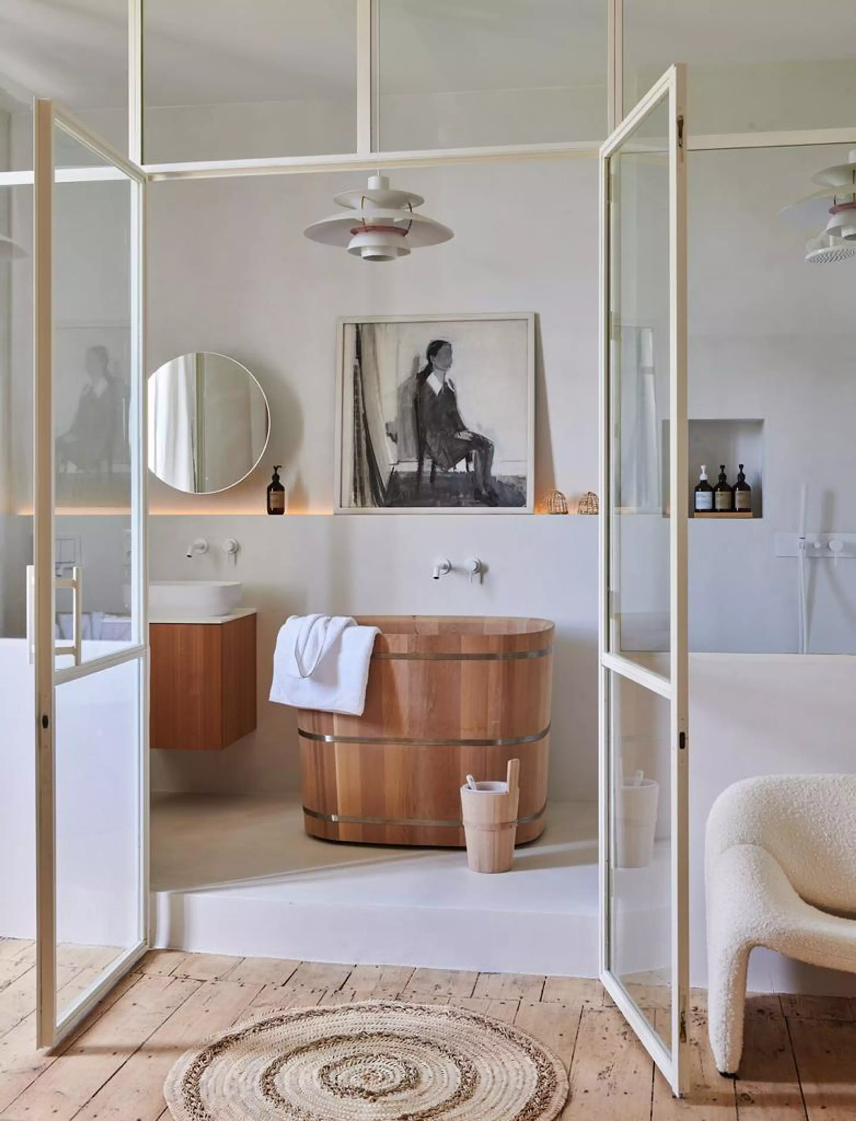 salle de bain avec verrière et bain en bois japonais