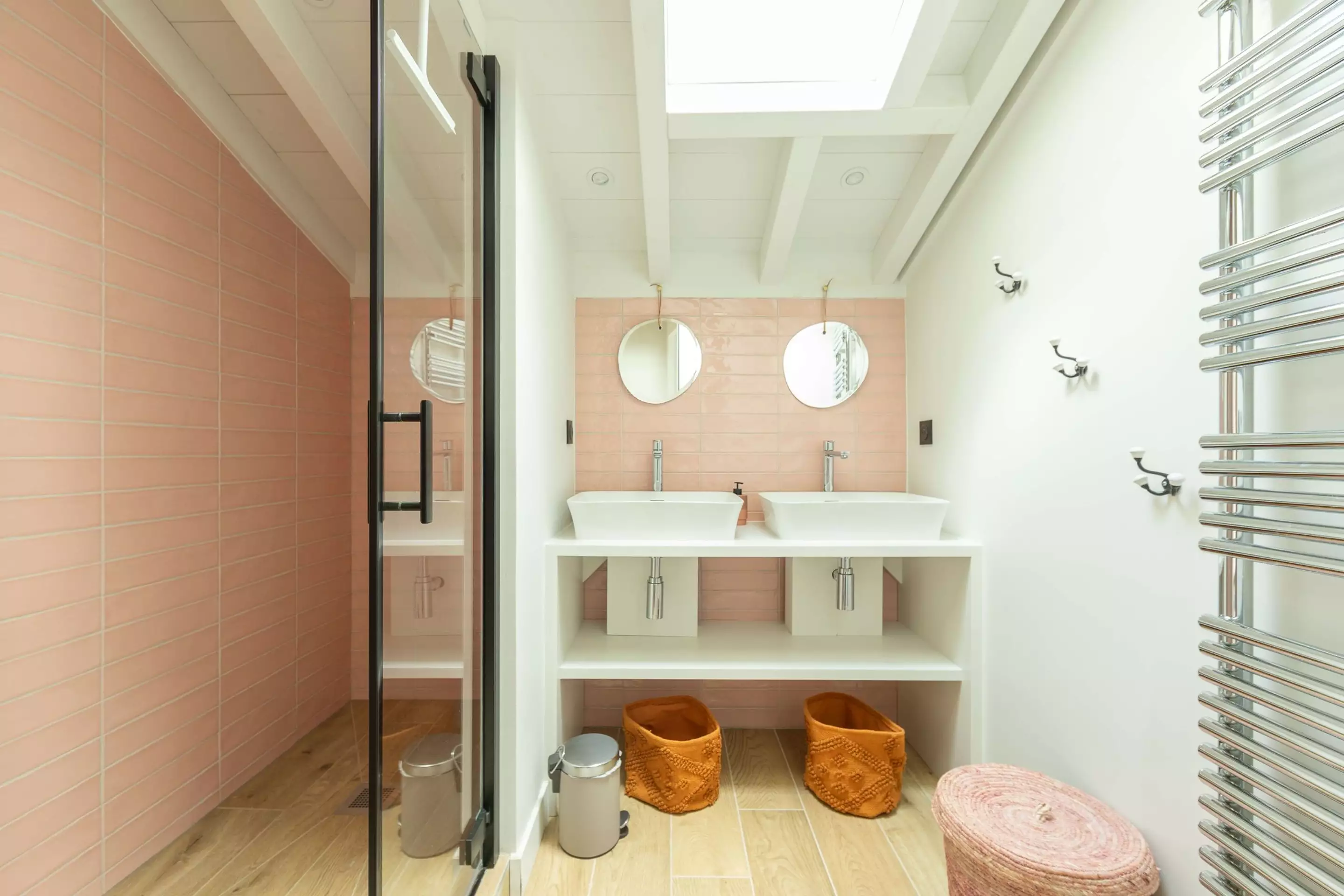 salle d'eau moderne rose