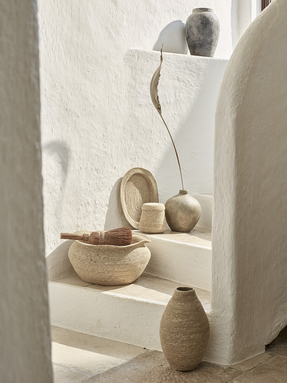 objets artisanaux sur marches d'escalier décoration naturelle