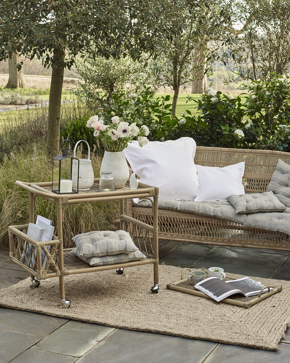 terrasse avec canapé rotin décoration naturelle