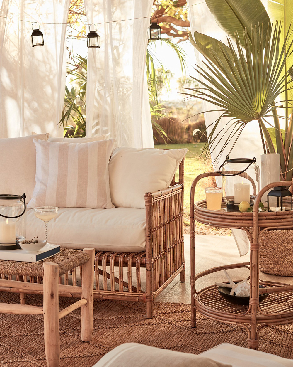 terrasse avec voilage et canapé en rotin décoration naturelle