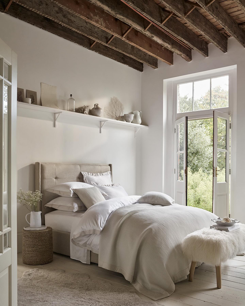 chambre avec poutres décoration naturelle