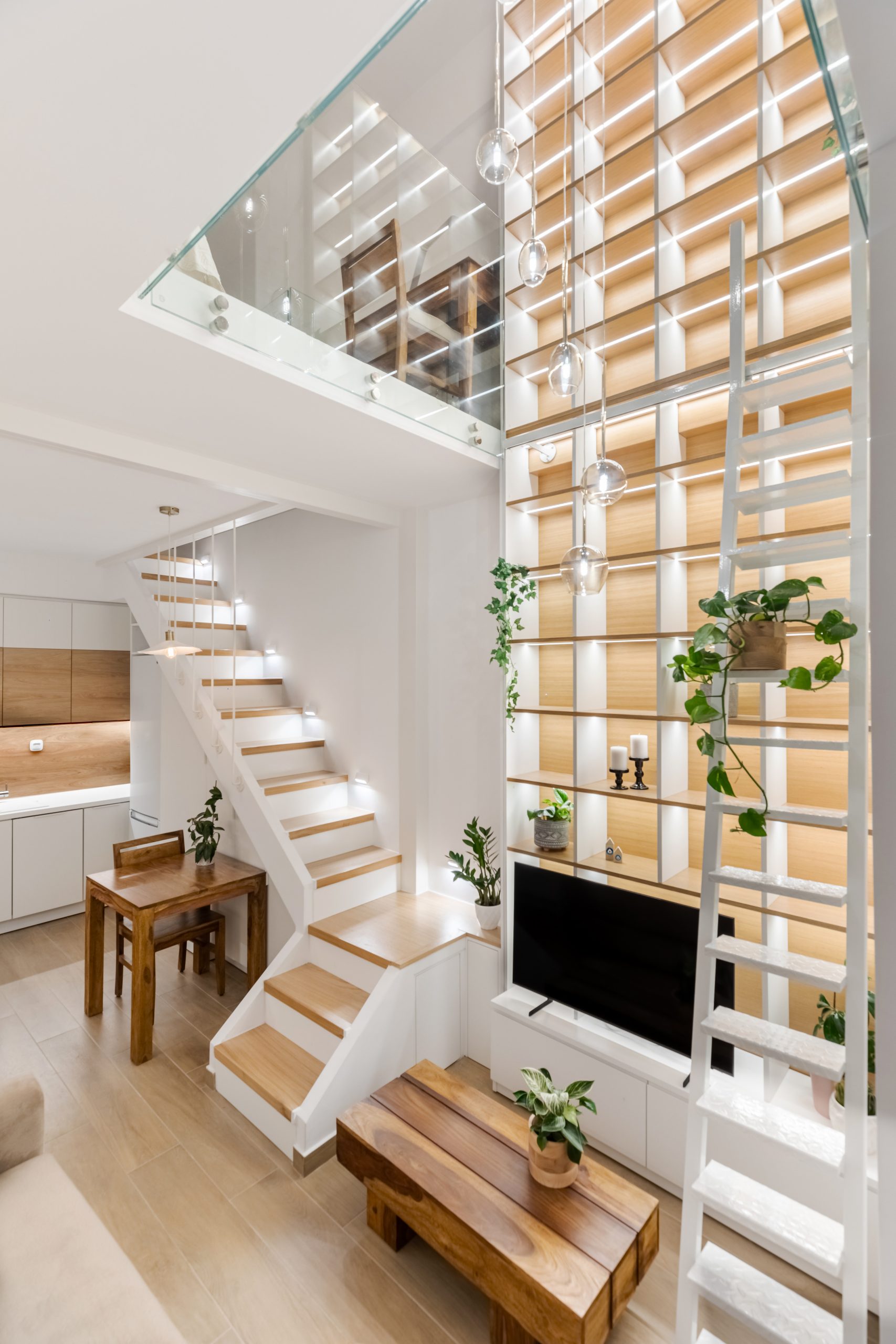 salon avec bibliothèque double hauteur et escalier blanc et bois salon avec bibliothèque double hauteur et escalier blanc et bois