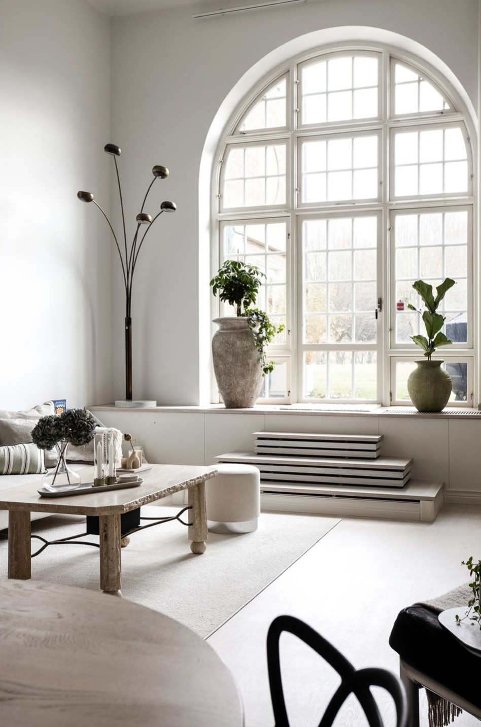 salon avec fenêtre cintrée décoration contemporaine