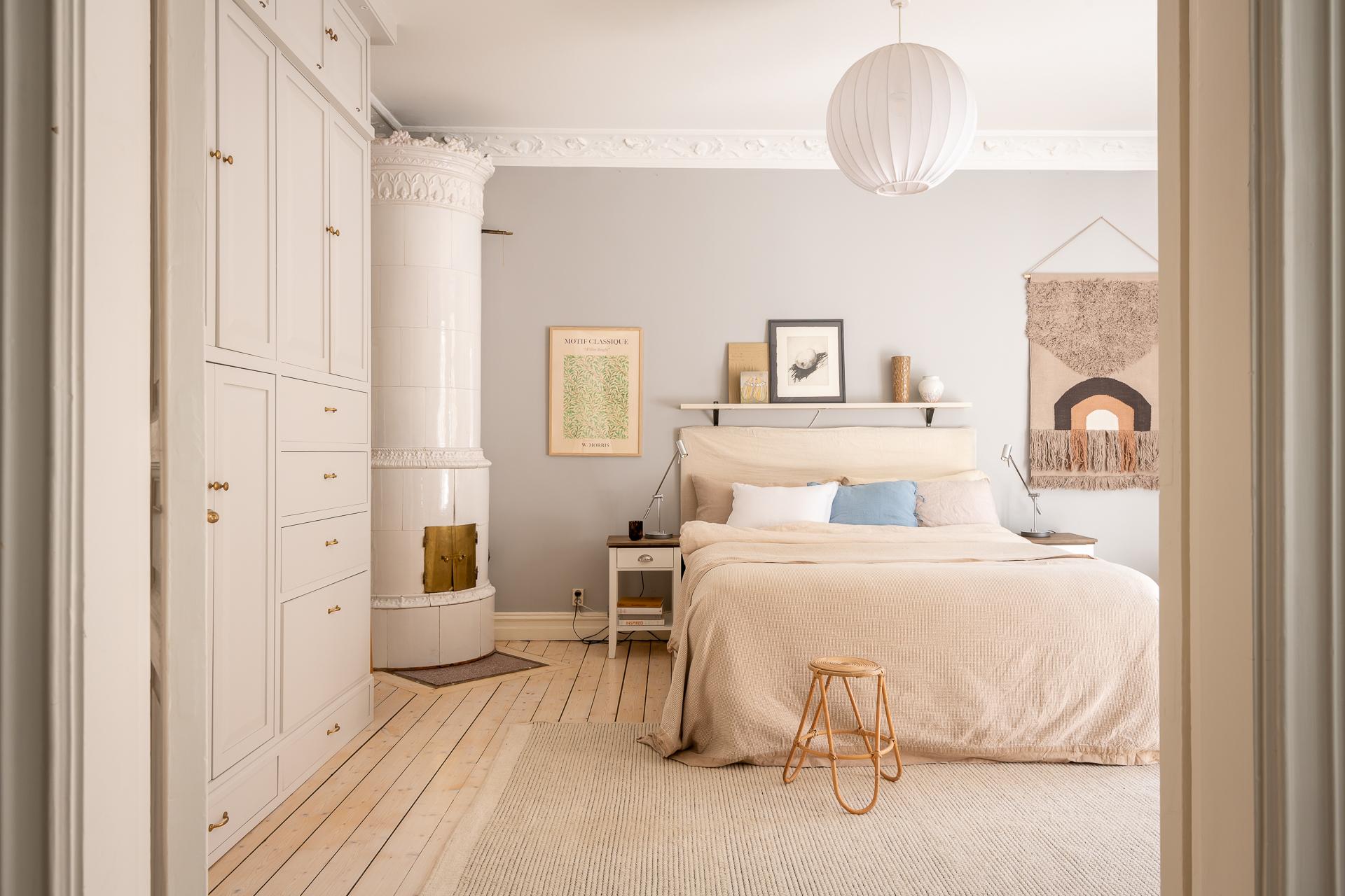 chambre avec poêle et avec moulures décoration scandinave chambre avec poêle et avec moulures décoration scandinave