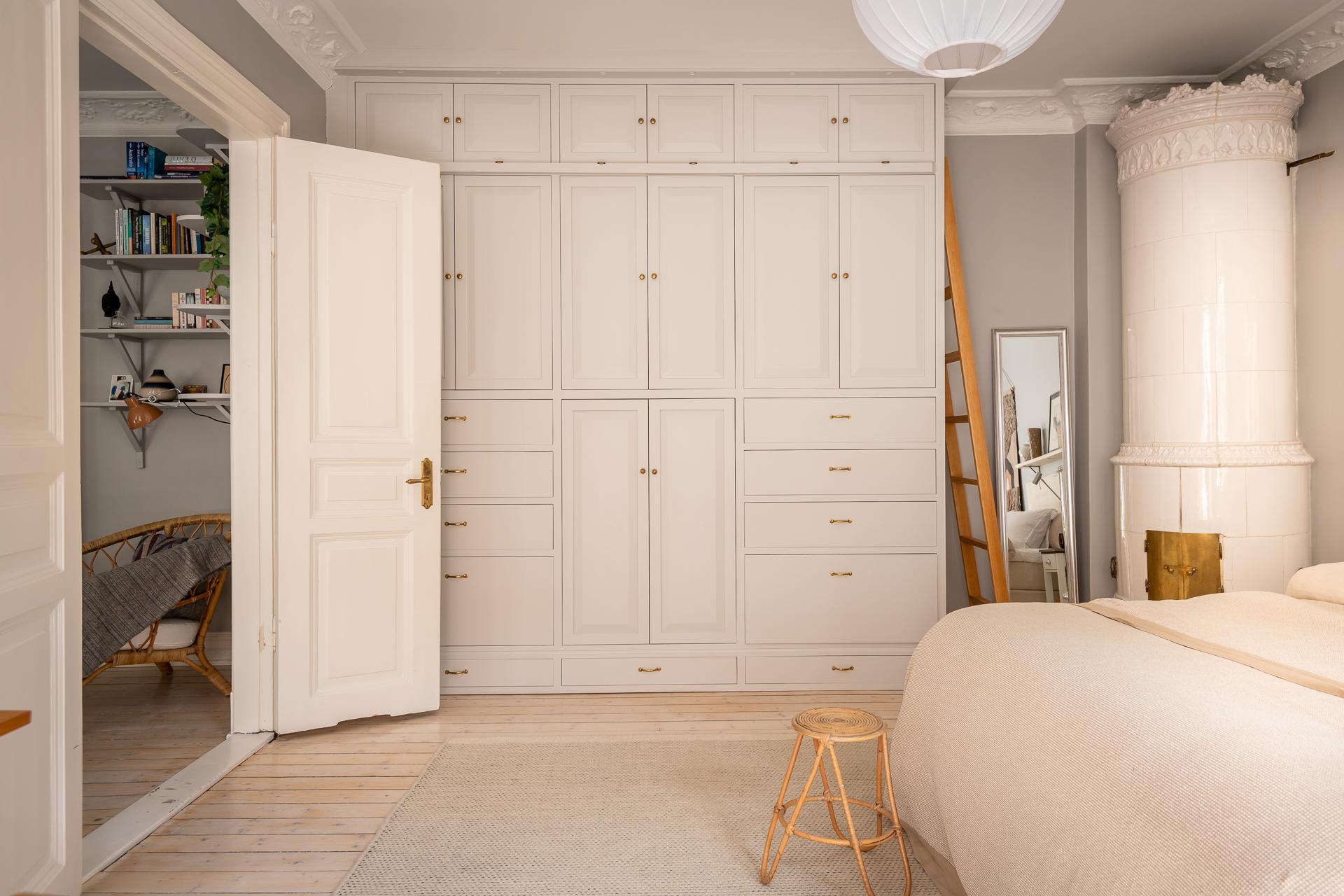 chambre avec placards et poêle chambre avec placards et poêle