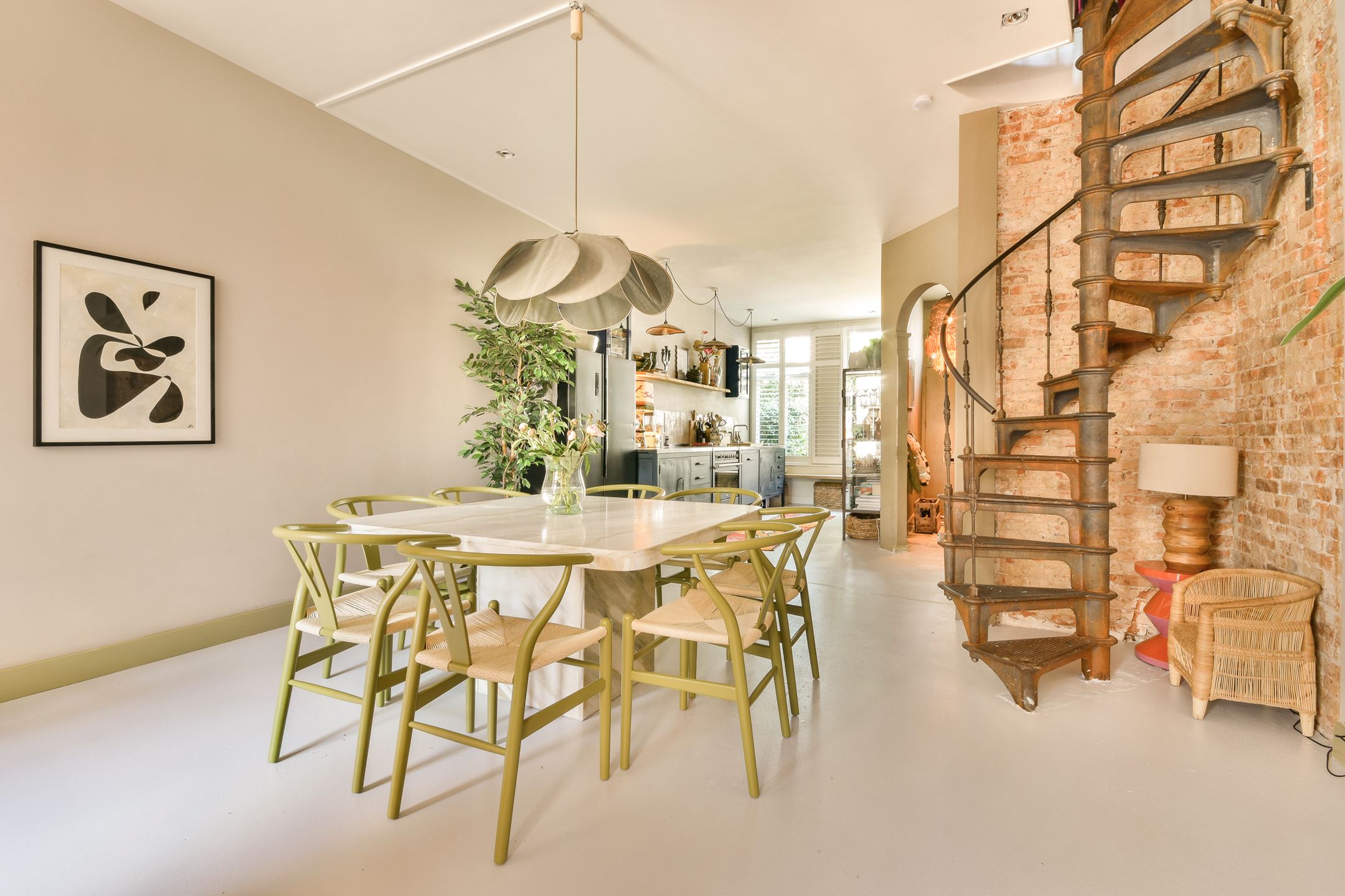salle à manger avec escalier appartement avec jardin décoration colorée et vintage salle à manger avec escalier appartement avec jardin décoration colorée et vintage