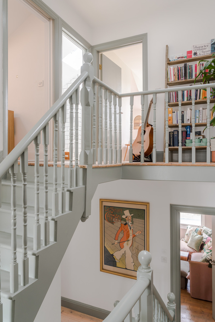 escalier bois peint en blanc
