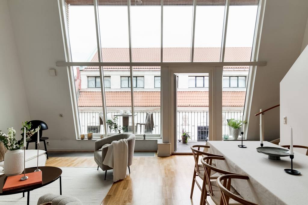 salon avec fenêtres type atelier appartement design