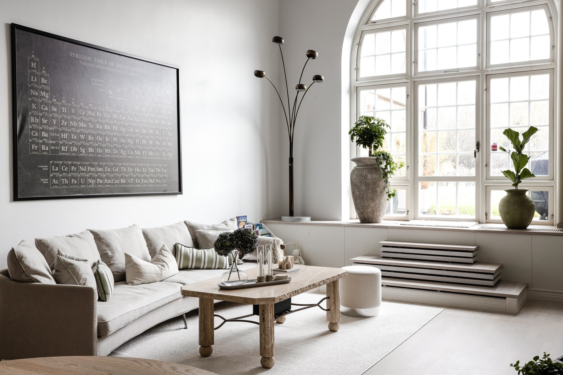 salon avec fenêtre cintrée décoration contemporaine
