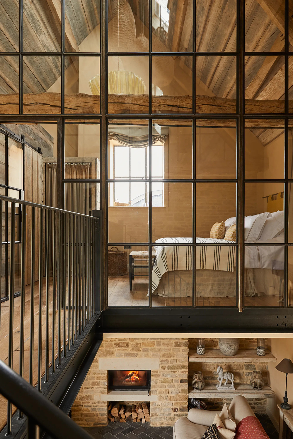 chambre ancienne ferme rénovée Latimer Farm décoration rustique chic