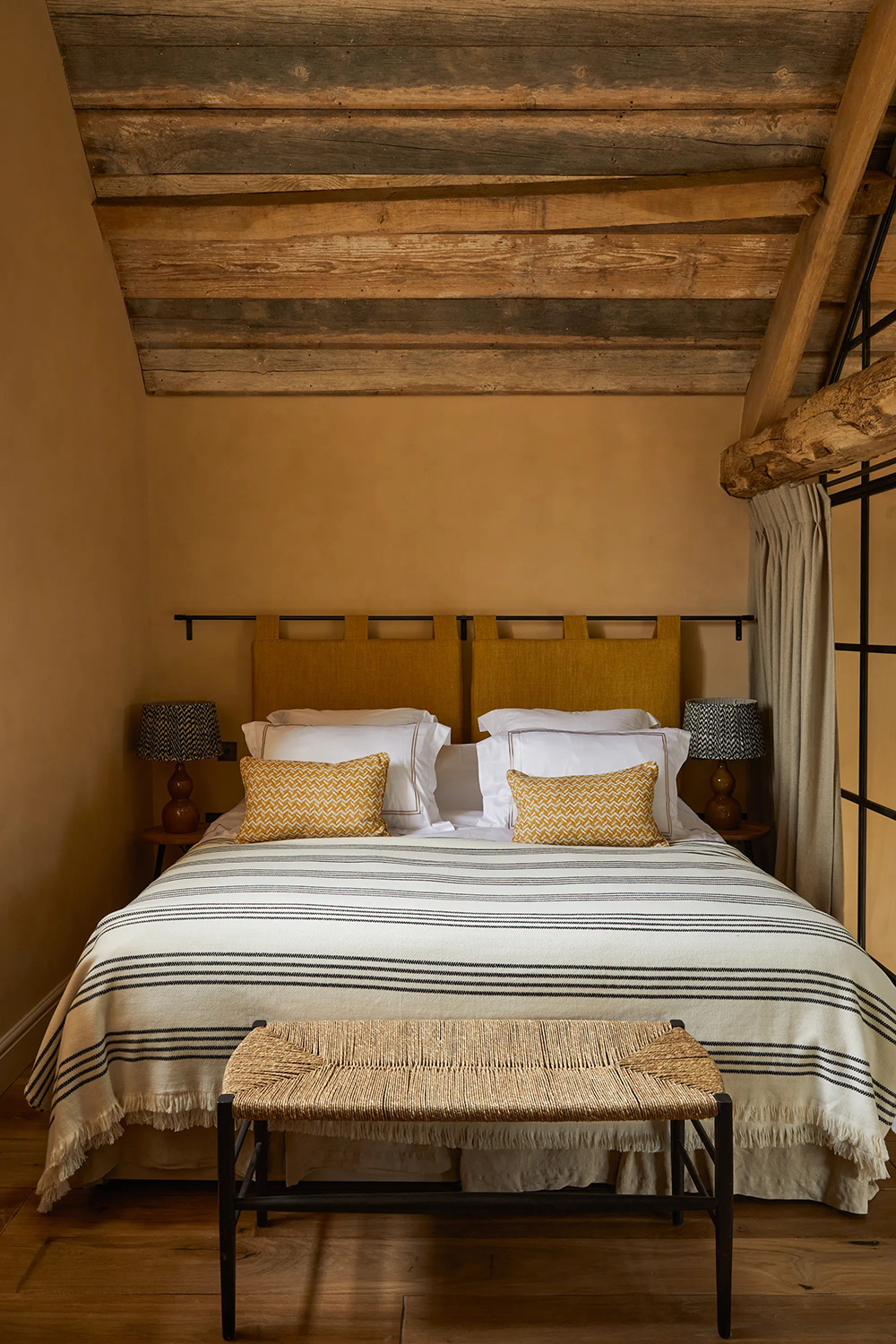 chambre avec verrière ancienne ferme rénovée Latimer Farm