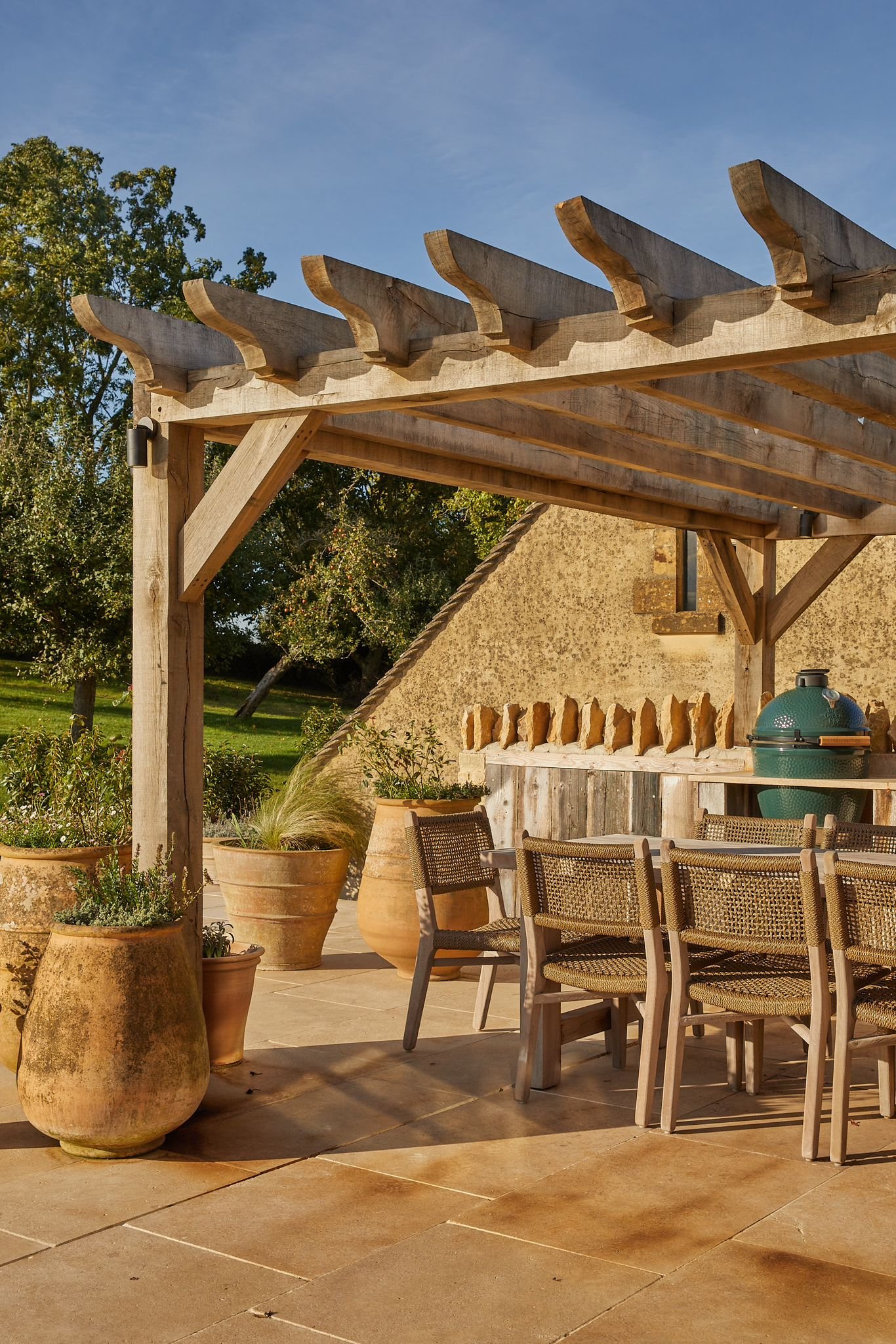 terrasse avec pergola bois ancienne ferme rénovée Latimer Farm
