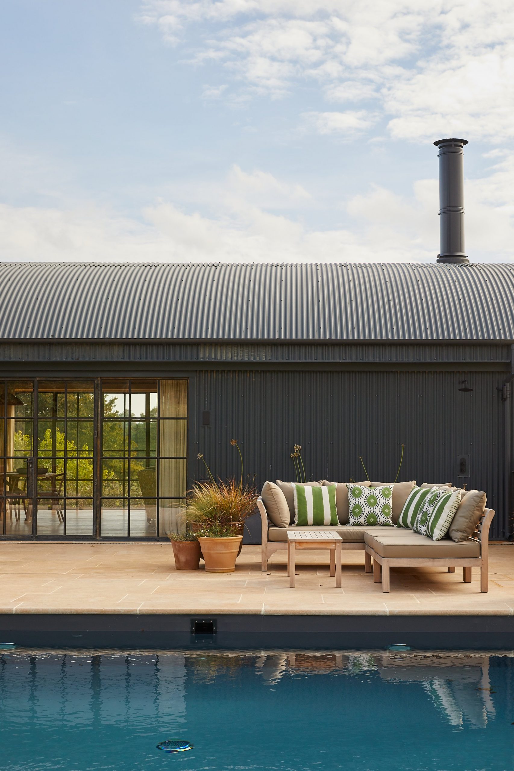 terrasse ancienne ferme rénovée Latimer Farm décoration rustique chic