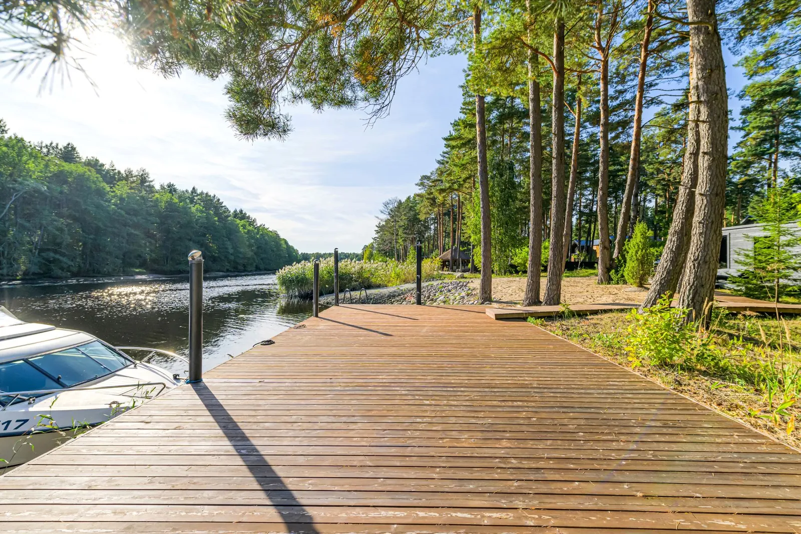 bord de rivière avec ponton en bois