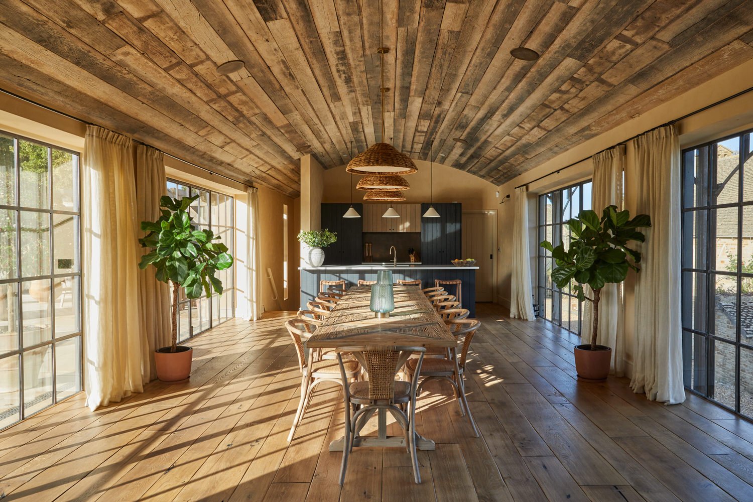 salle à manger et cuisine ouverte ancienne ferme rénovée Latimer Farm décoration rustique chic