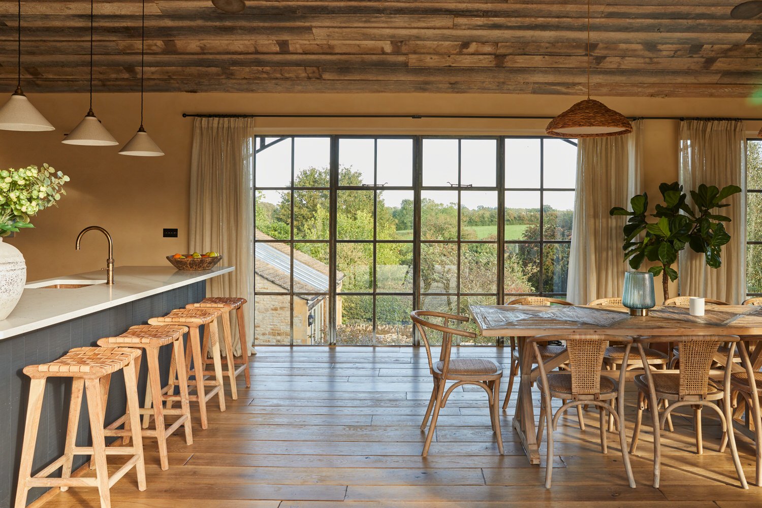 salle à manger et cuisine ouverte ancienne ferme rénovée Latimer Farm décoration rustique chic