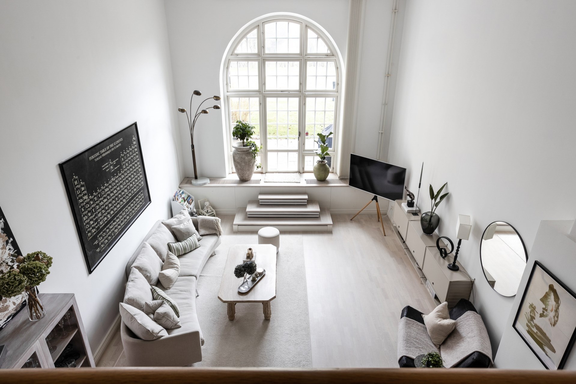 salon avec fenêtre cintrée décoration contemporaine