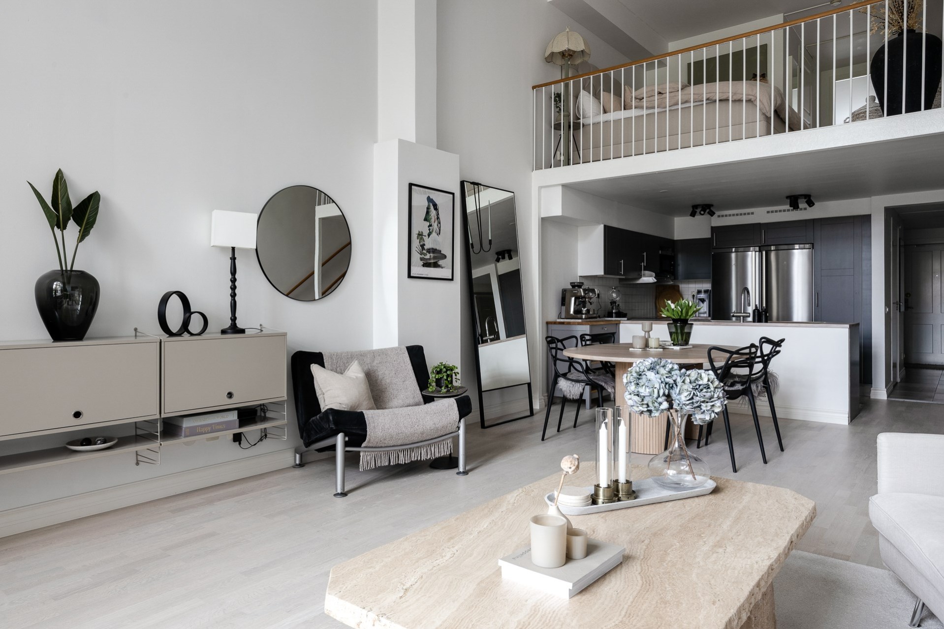 salon avec mezzanine décoration contemporaine