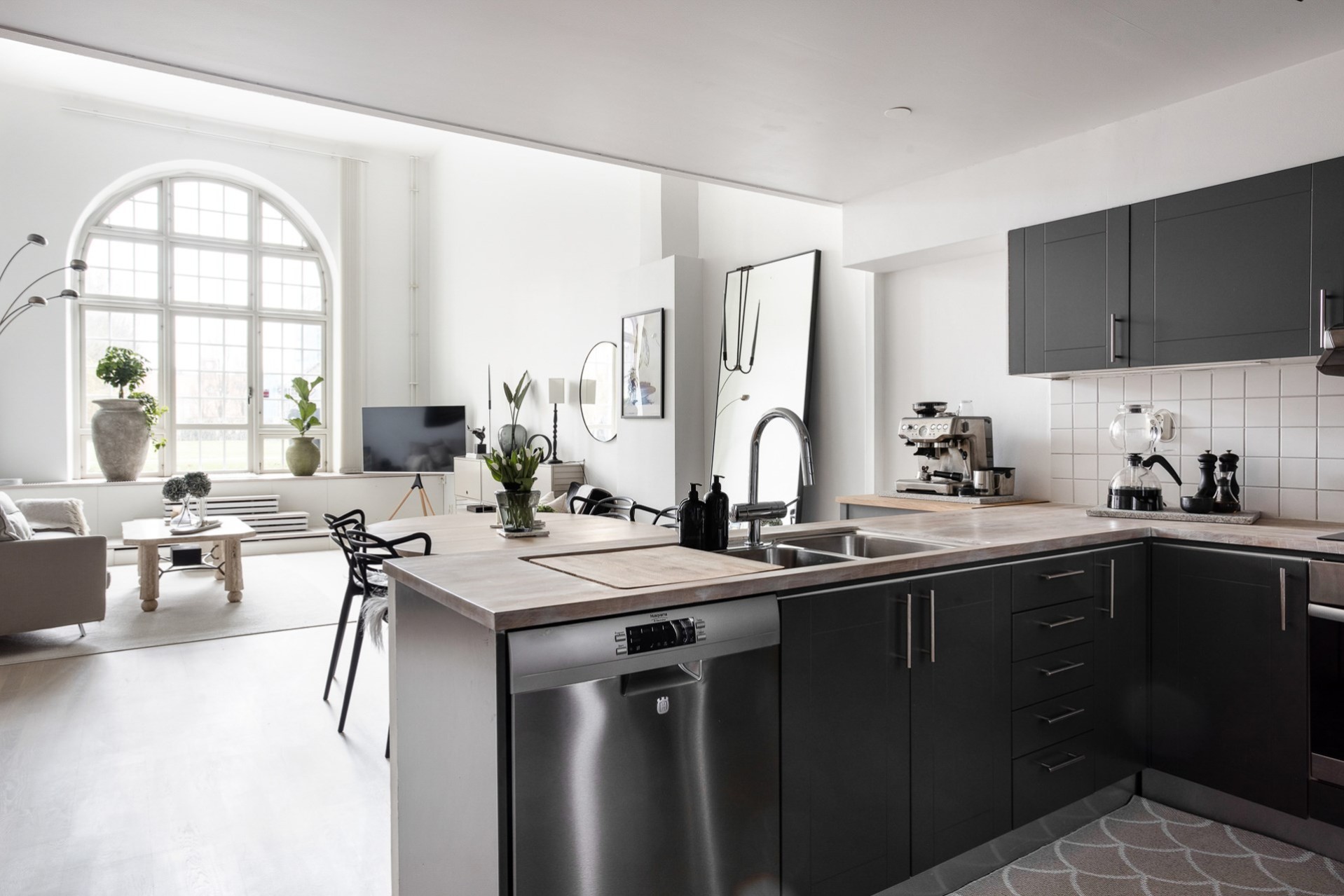 salon avec fenêtre cintrée décoration contemporaine