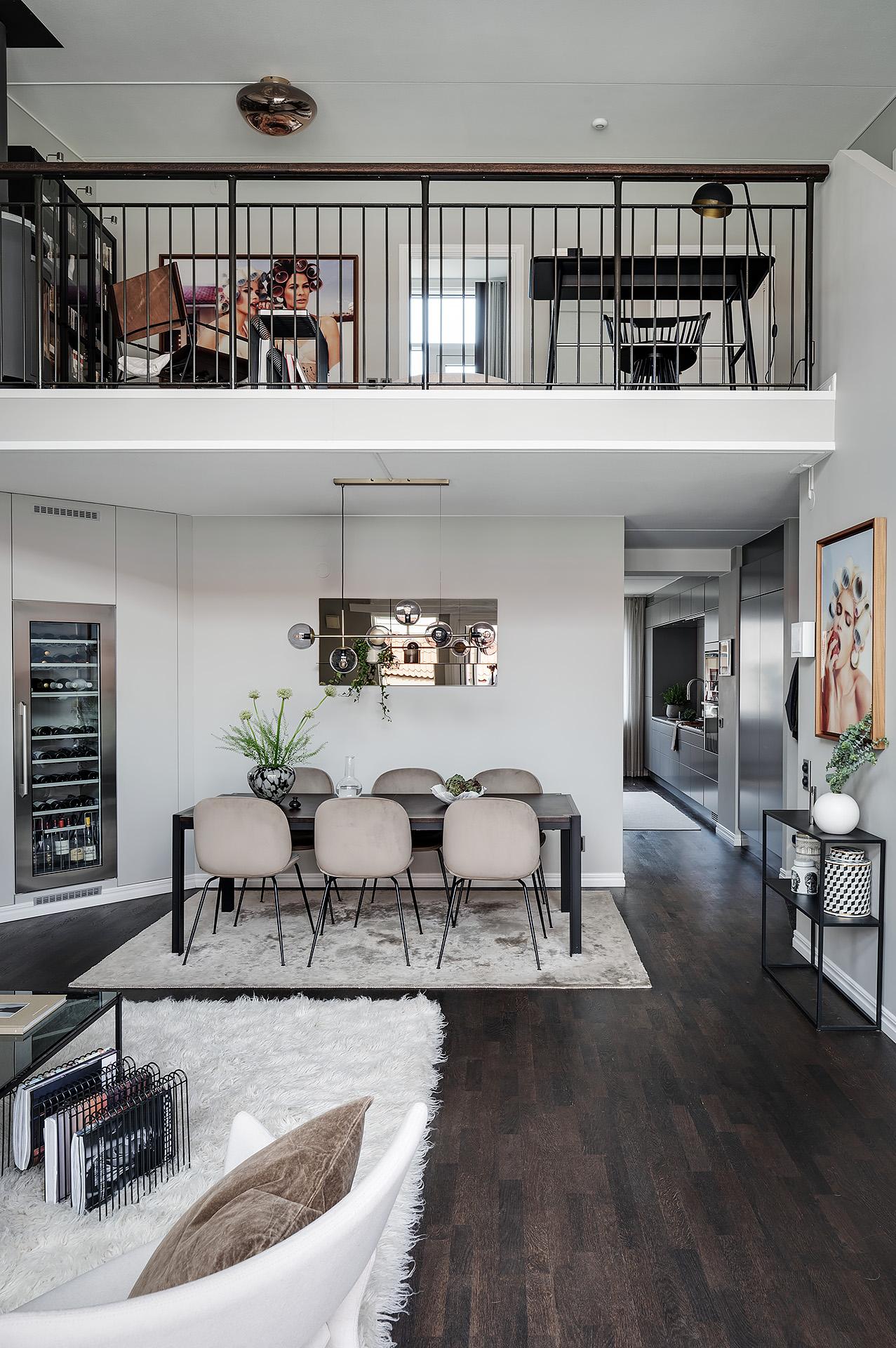salle à manger avec mezzanine appartement décoration contemporaine