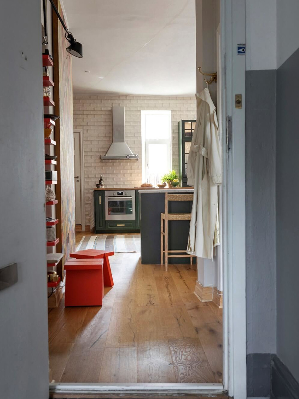 entrée mur bleu appartement décoration scandinave colorée