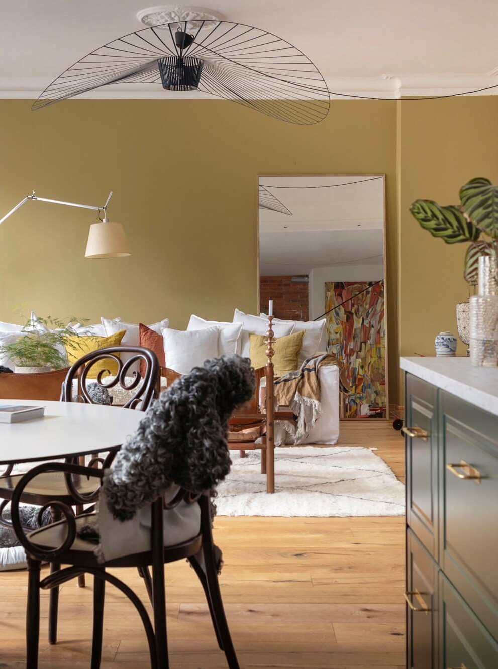 salon mur jaune moutarde appartement décoration scandinave colorée