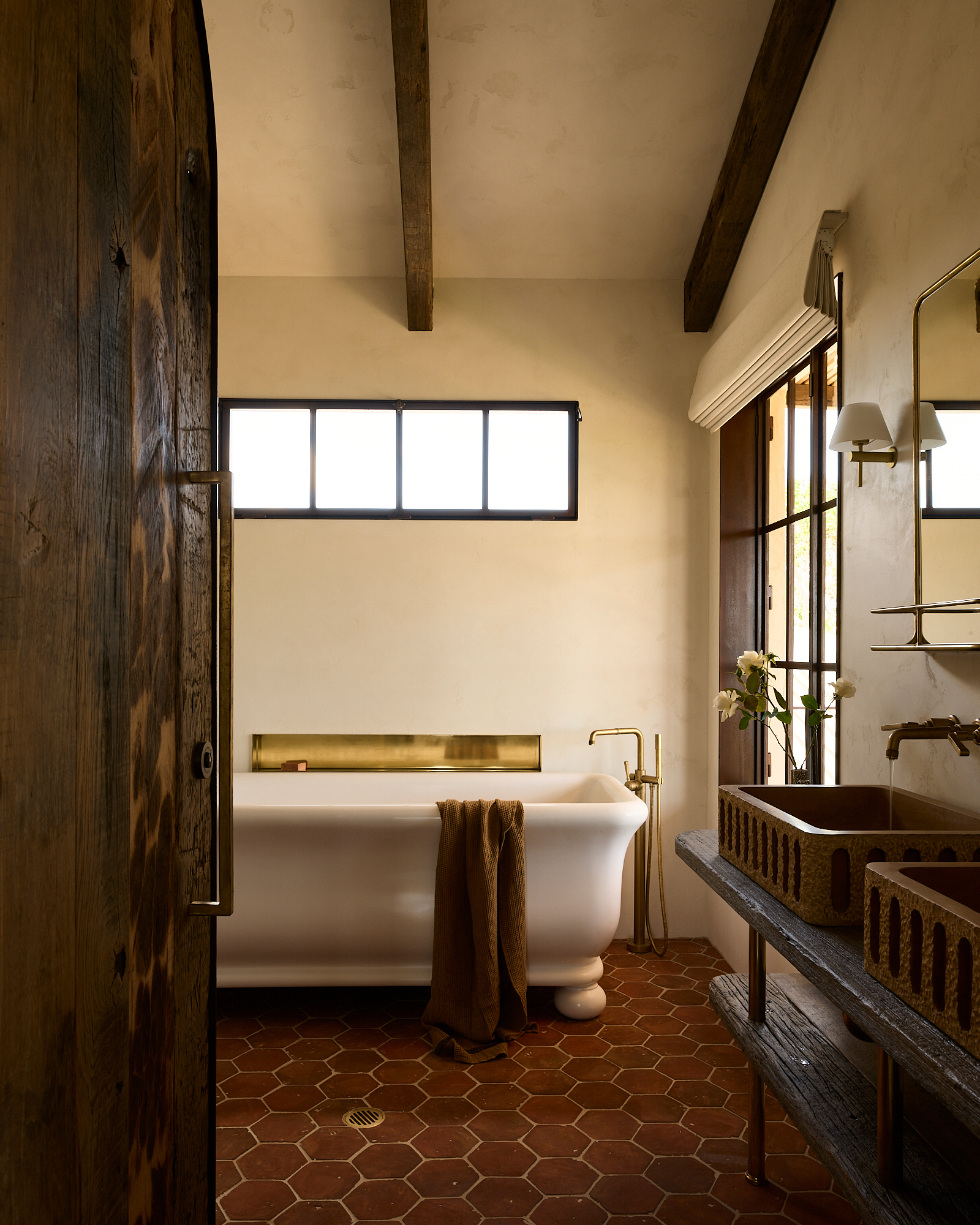 salle de bain vintage avec poutres décoration rustique chic Lo Scoglio salle de bain vintage avec poutres décoration rustique chic Lo Scoglio
