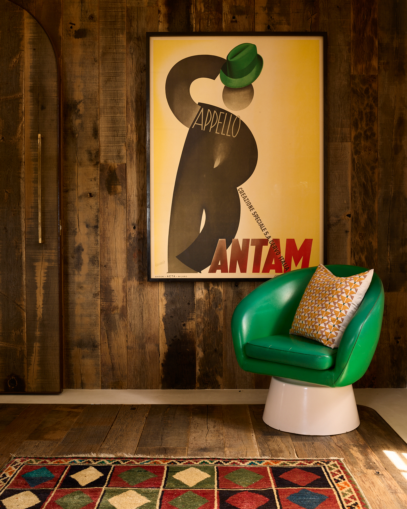 salon avec fauteuil vert et mur en bois Lo Scoglio salon avec fauteuil vert et mur en bois Lo Scoglio