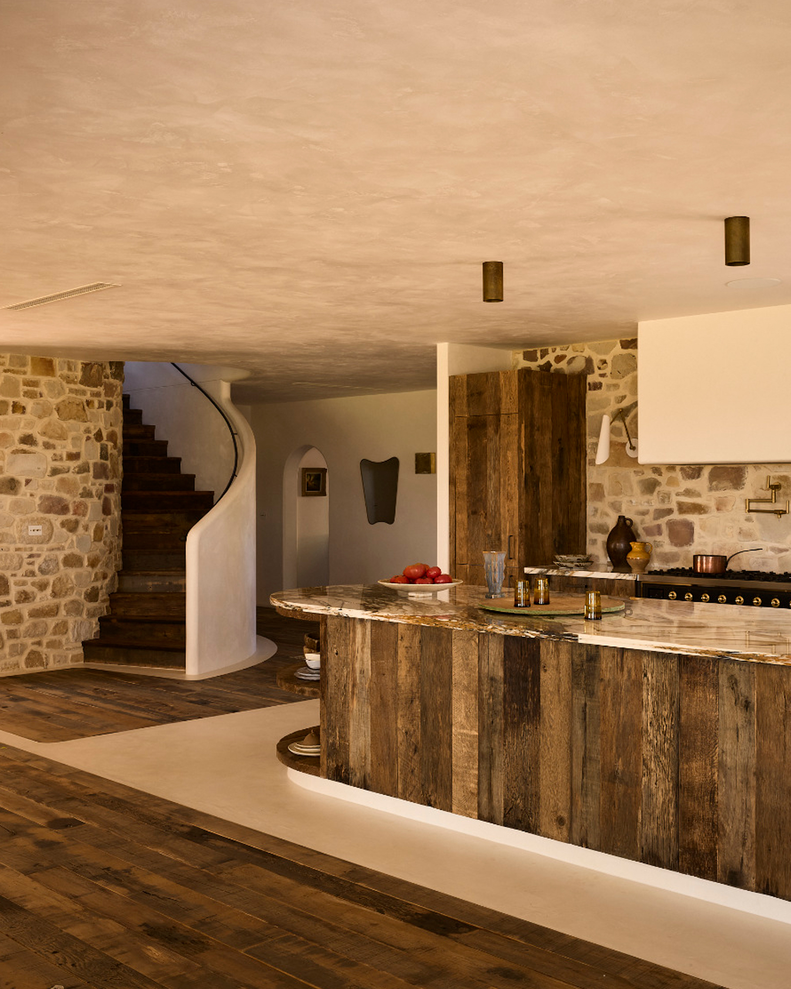 cuisine en bois avec mur en pierres décoration rustique chic Lo Scoglio cuisine en bois avec mur en pierres décoration rustique chic Lo Scoglio