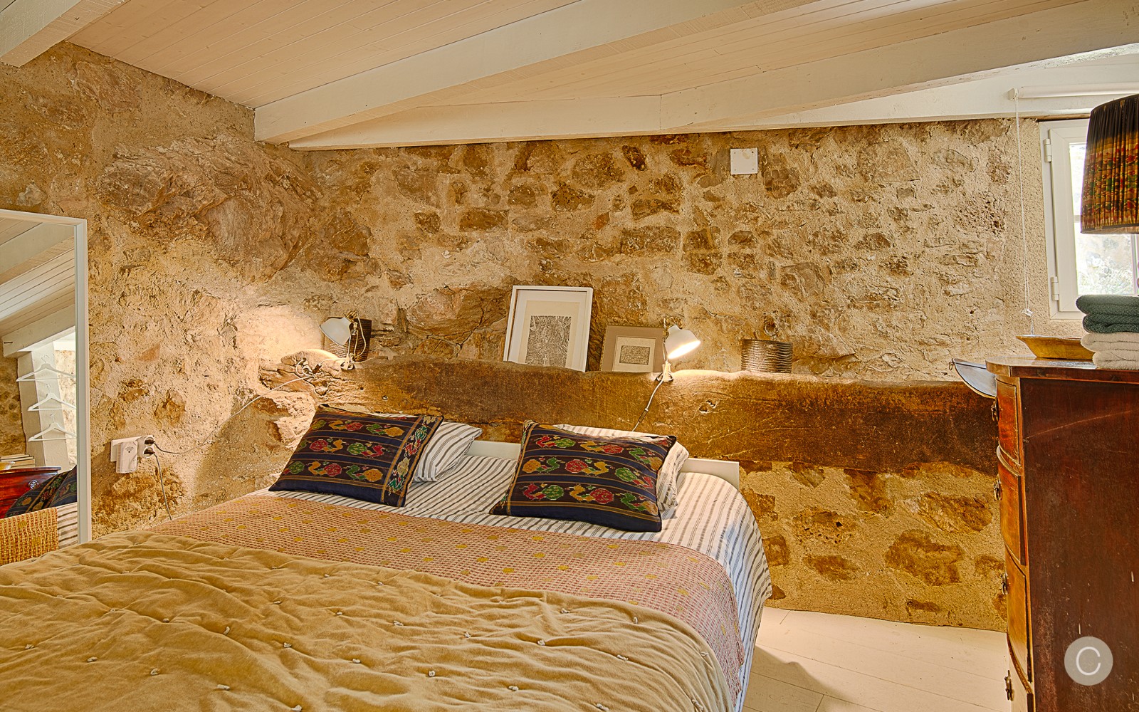 chambre maison en pierres Drôme provençale chambre maison en pierres Drôme provençale